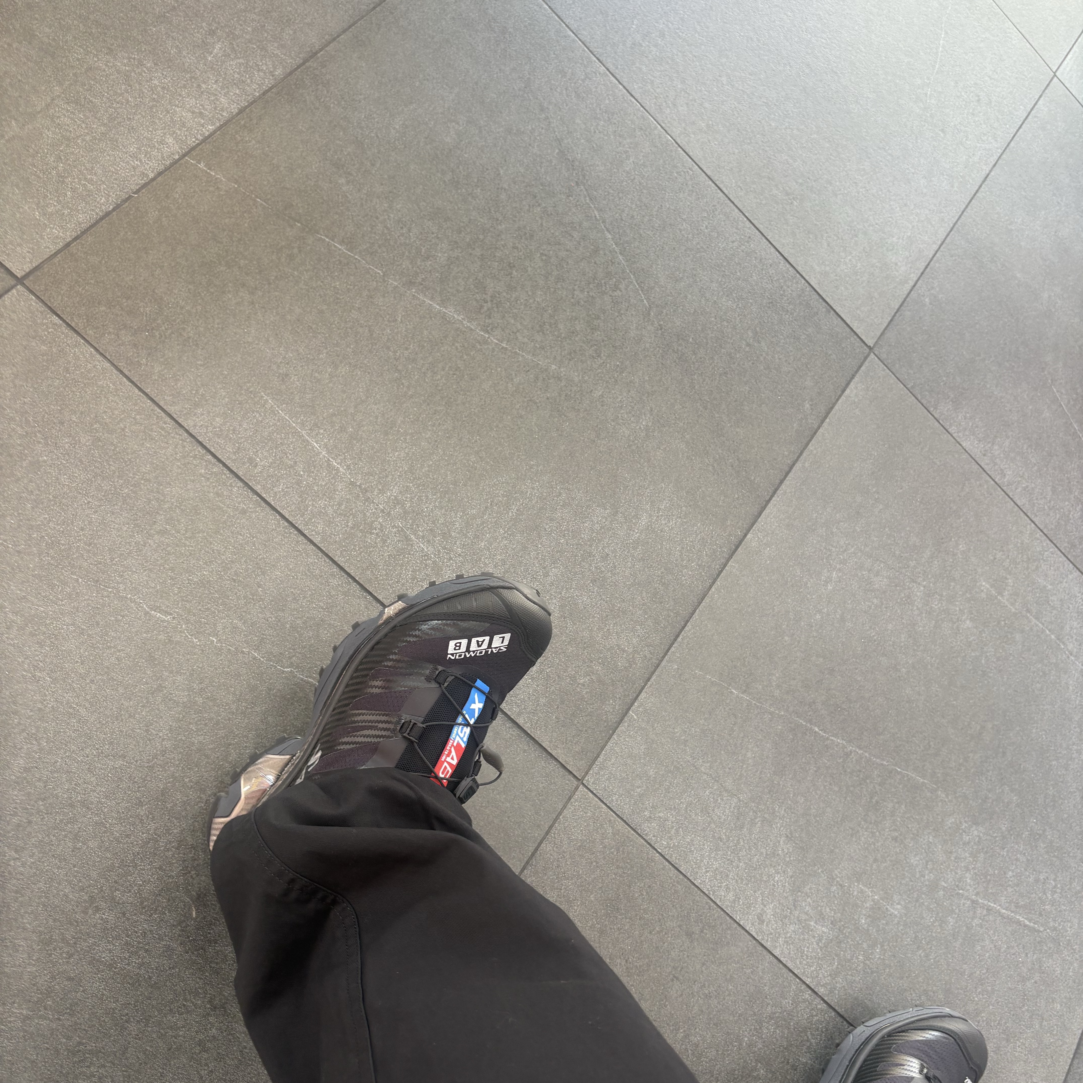 Salomon XT-4 Black Silver Metallic 착용 스타일 - 1