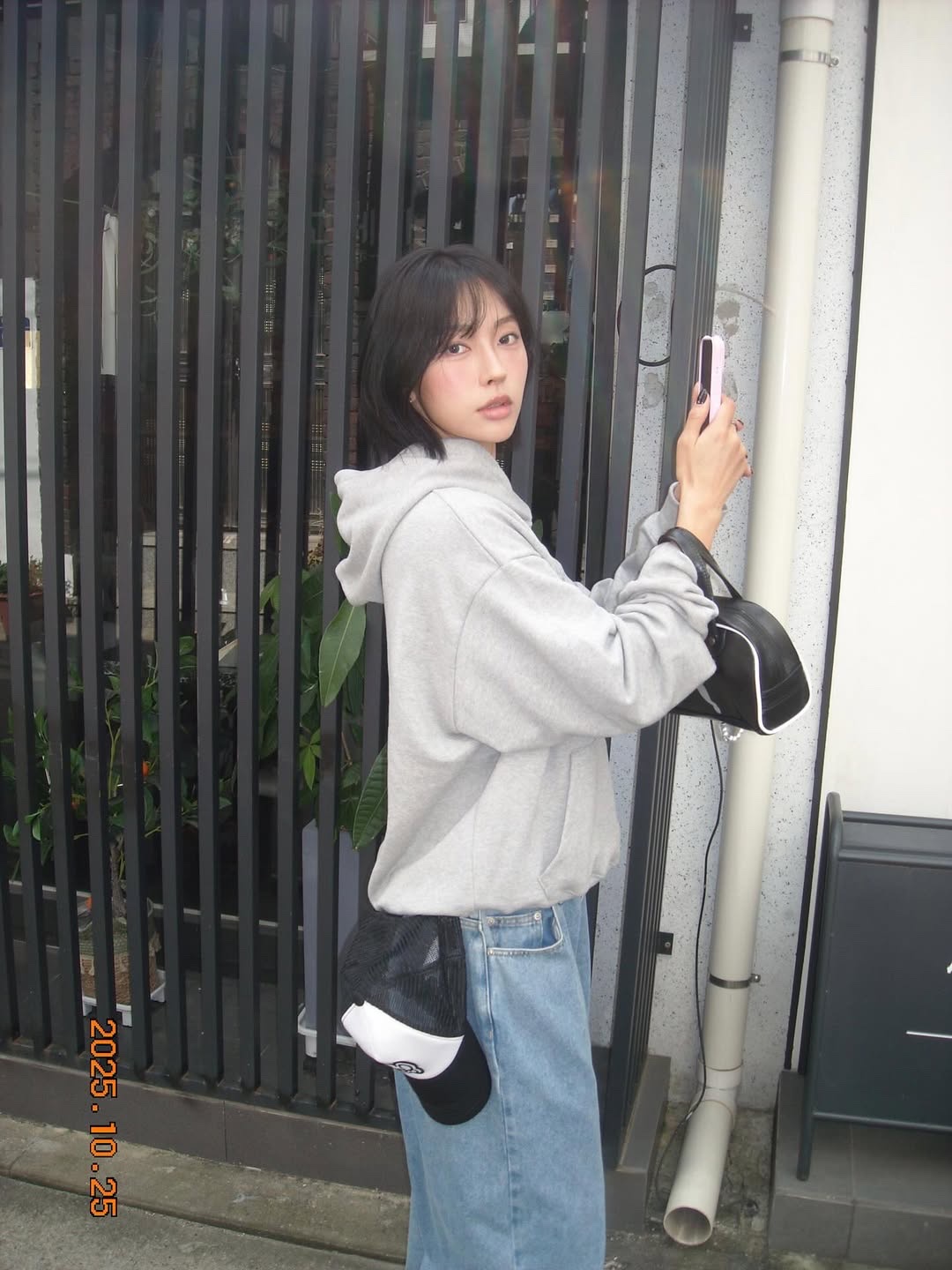 SLOW RECORD HOUSE Check Patch Hoodie Grey 착용 스타일 - 8