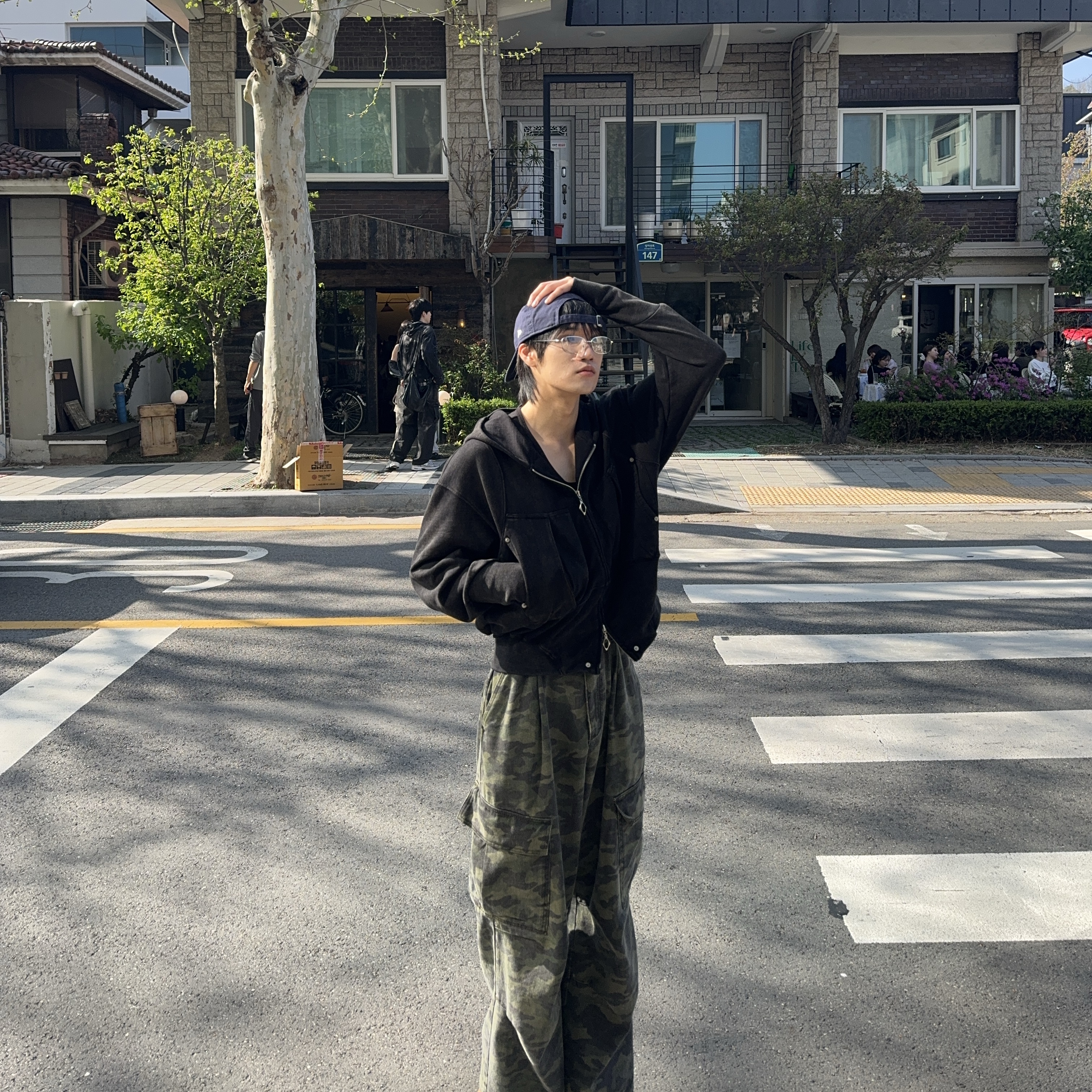 (W) Mischief Big Pocket Hoodie Washed Black 착용 스타일 - 2