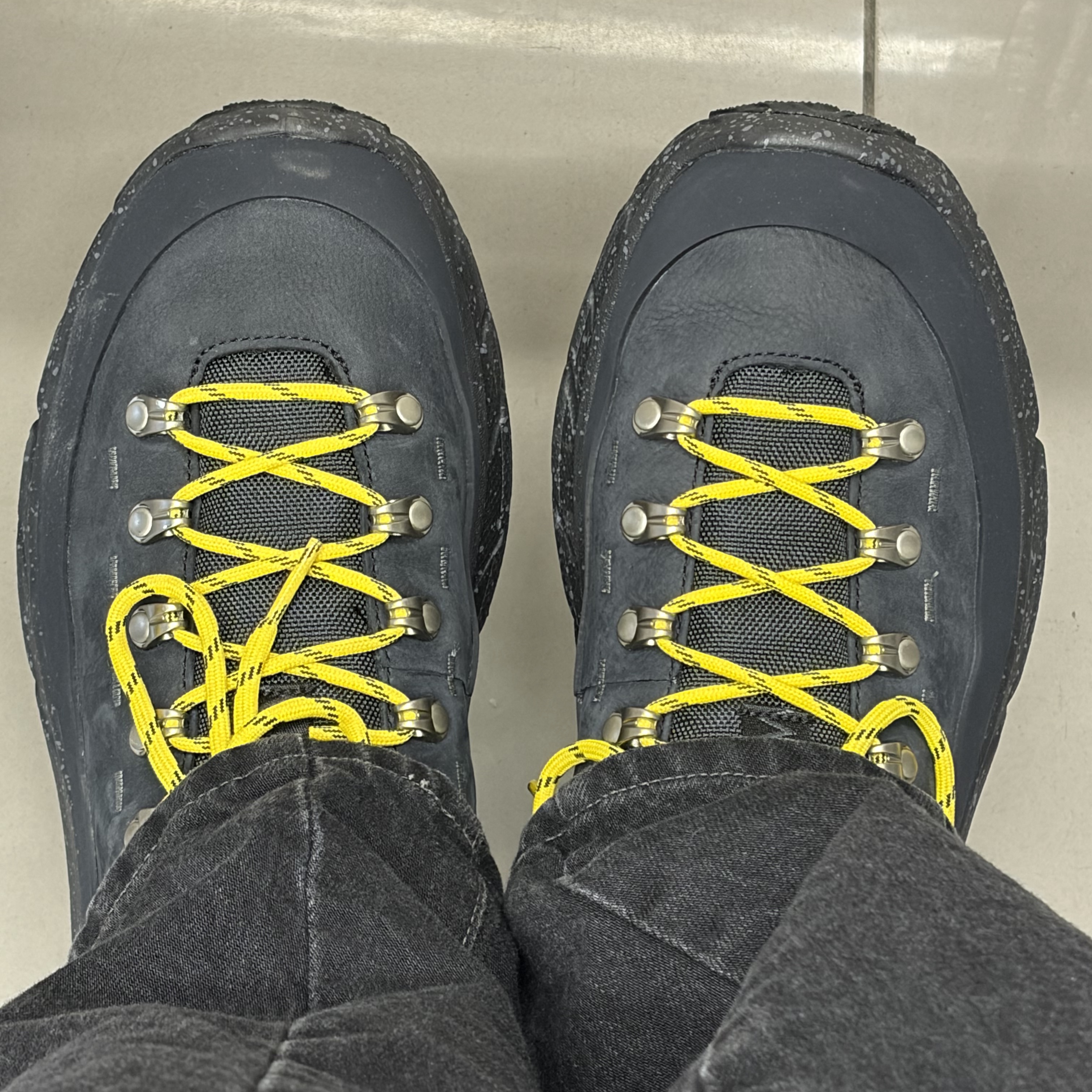 Hoka Tor Summit 2 Black, Needles H.D. Pants Jean 12 oz. Denim Black 착용 스타일 - 1