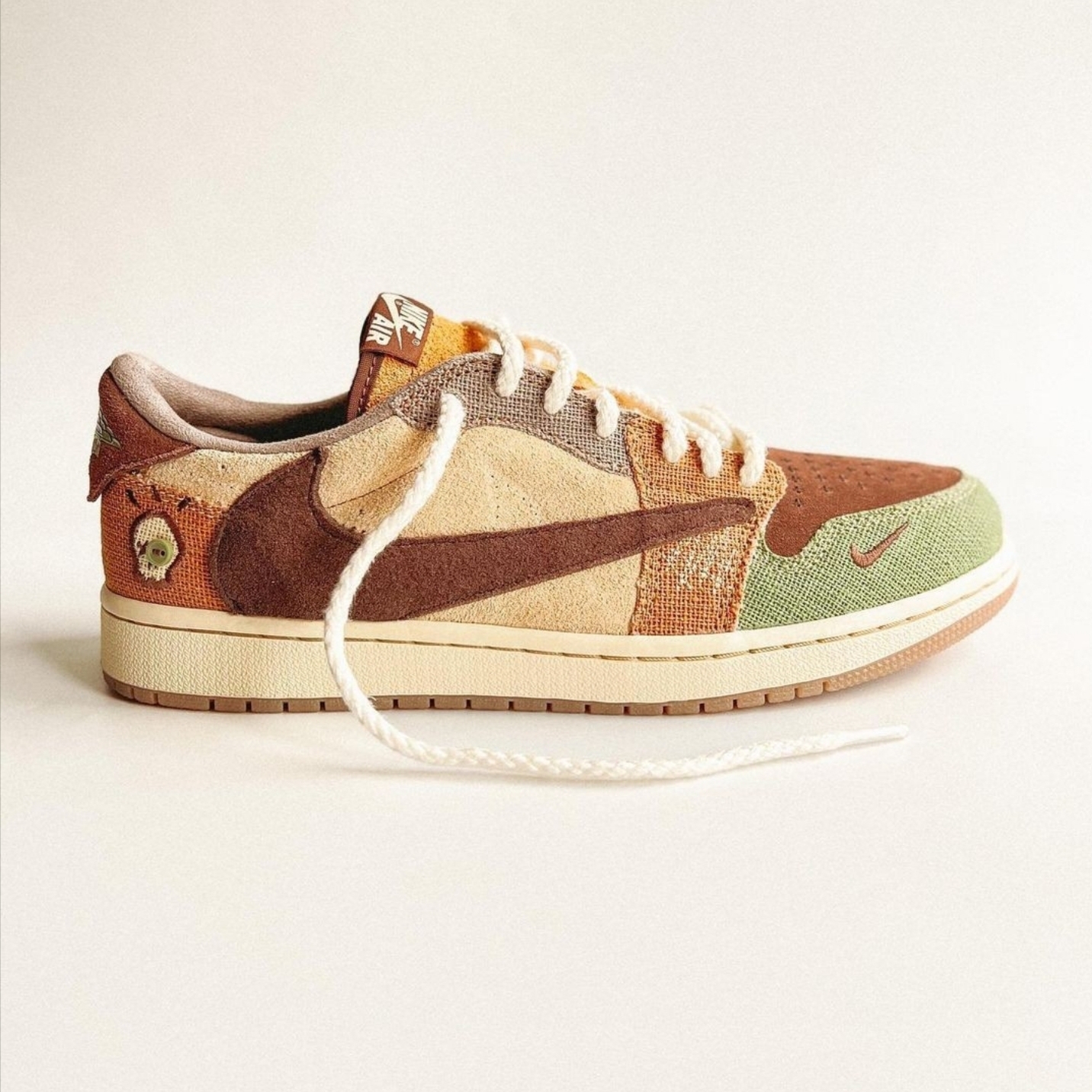 Jordan 1 x Zion Williamson Retro Low OG Flax and Oil Green, Jordan 1 x Zion Williamson Retro Low OG Regency Purple and Dark Raisin 착용 스타일 - 1