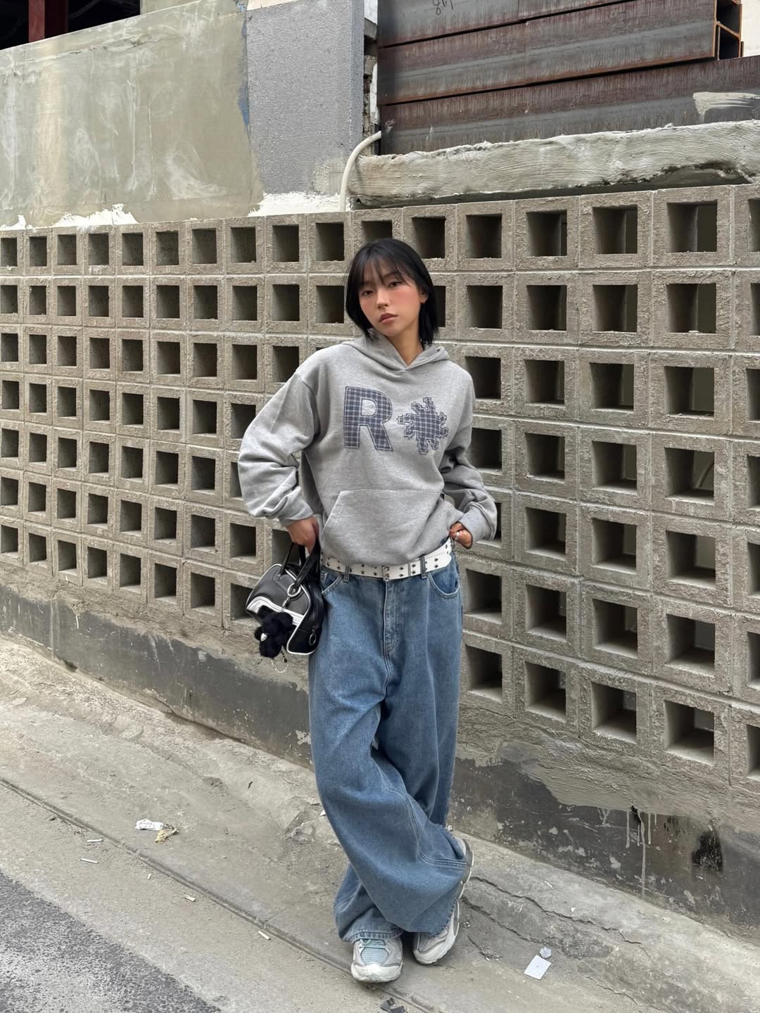 SLOW RECORD HOUSE Check Patch Hoodie Grey 착용 스타일 - 1