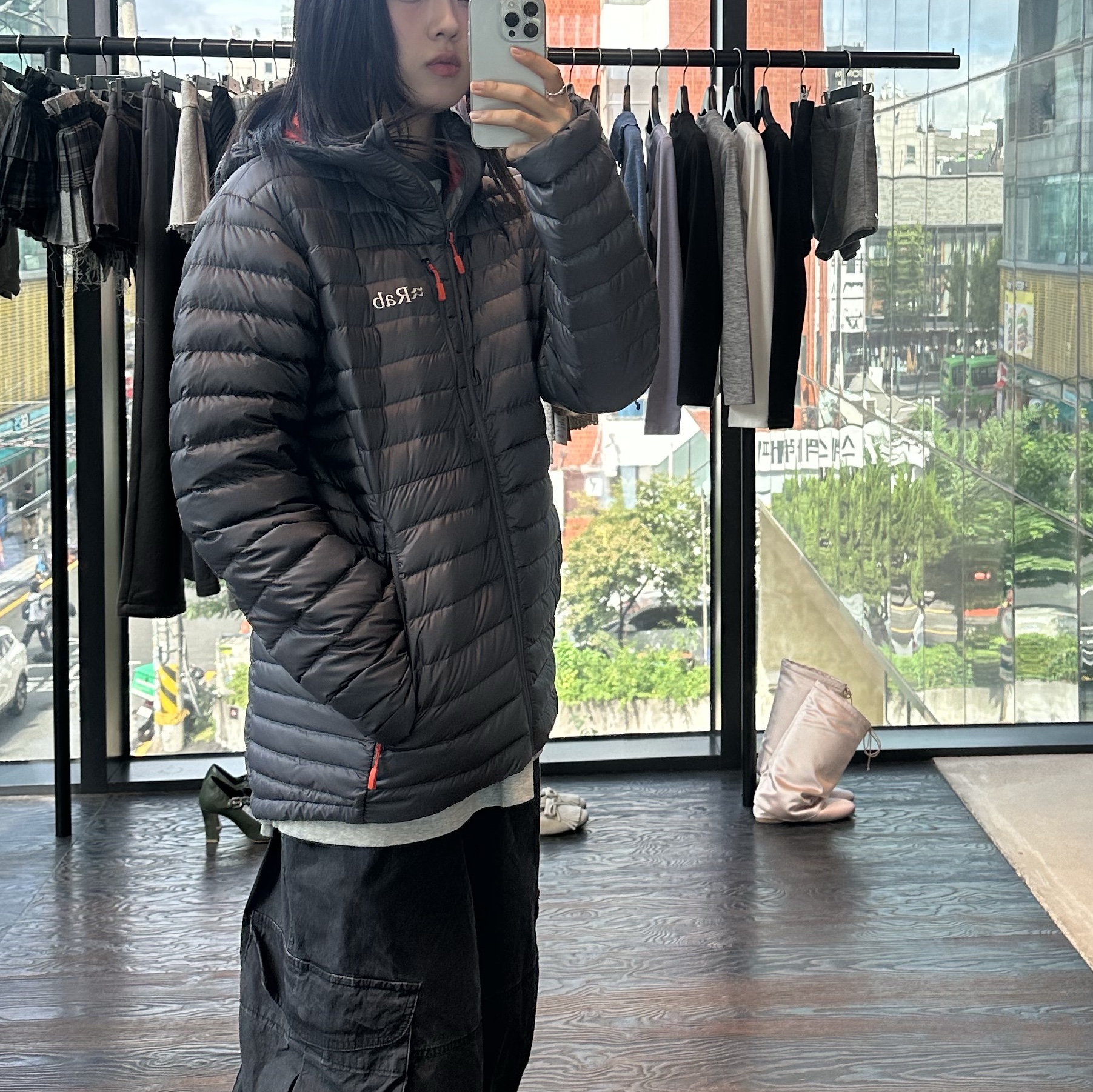 Rab Microlight Alpine Jacket Graphene 착용 스타일