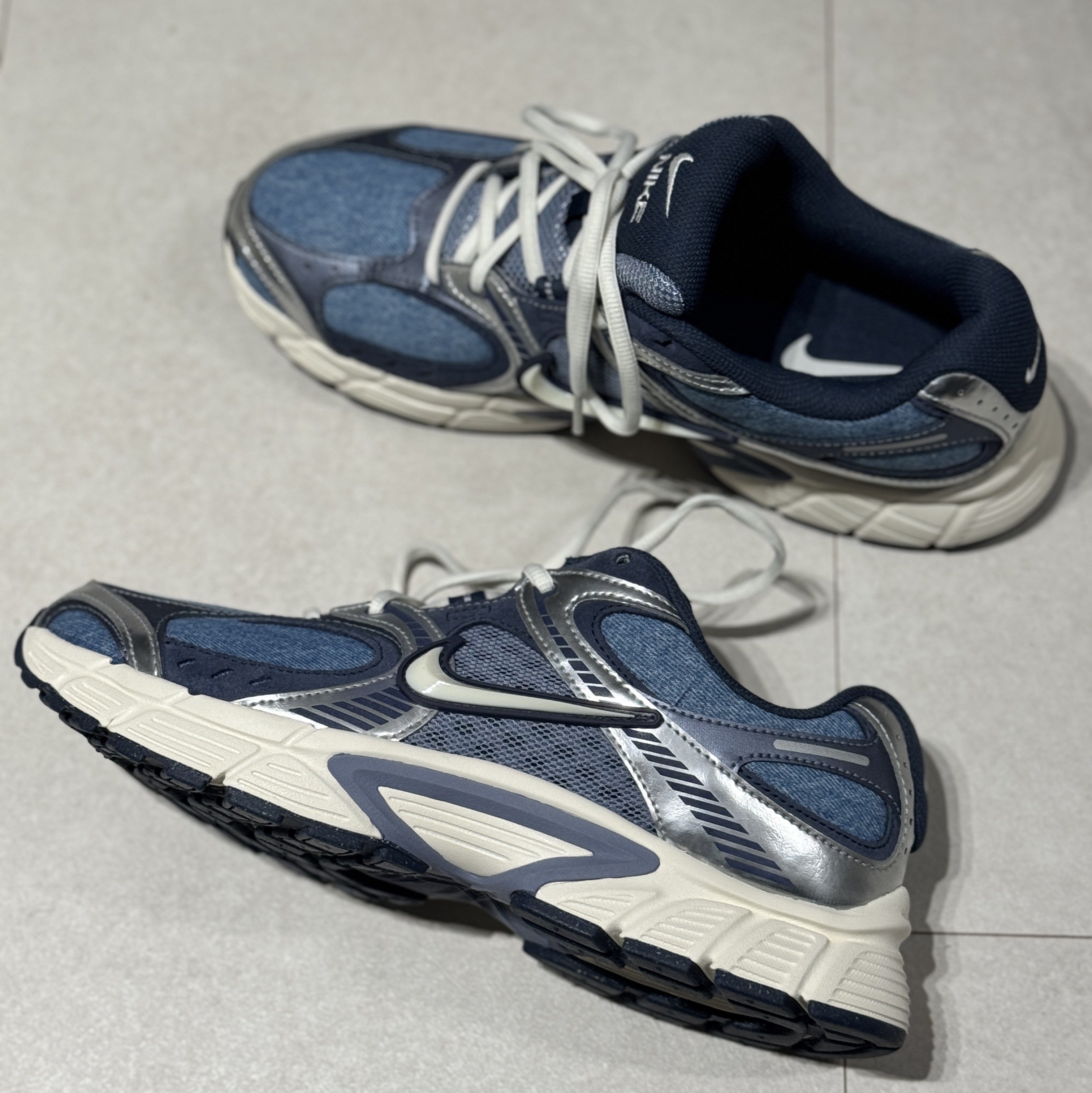 Nike V5 RNR SE Smokey Blue Metallic Silver 착용 스타일 - 1
