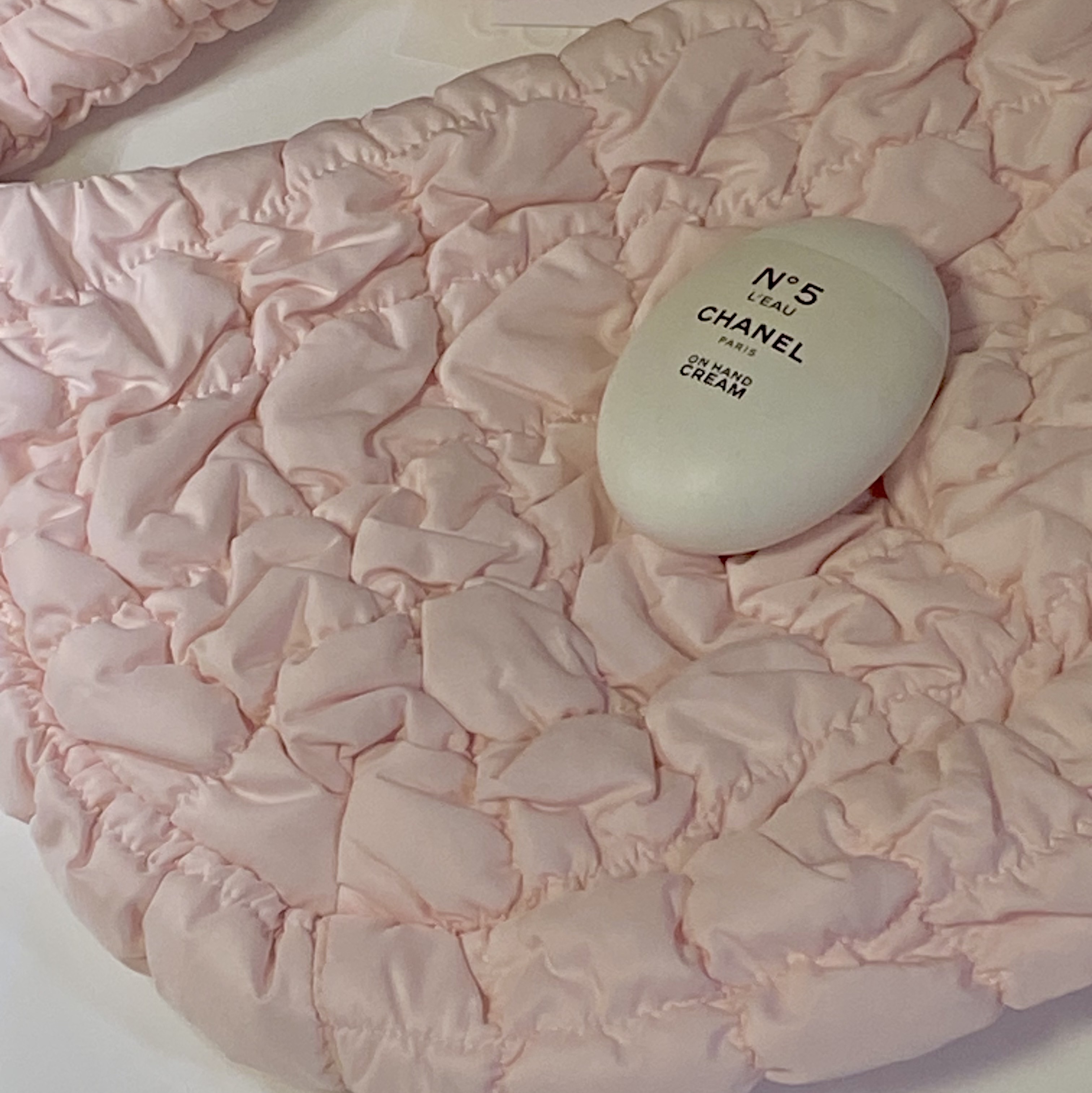 COS Quilted Messenger Bag Light Pink, COS Quilted Messenger Bag Black 착용 스타일 - 1