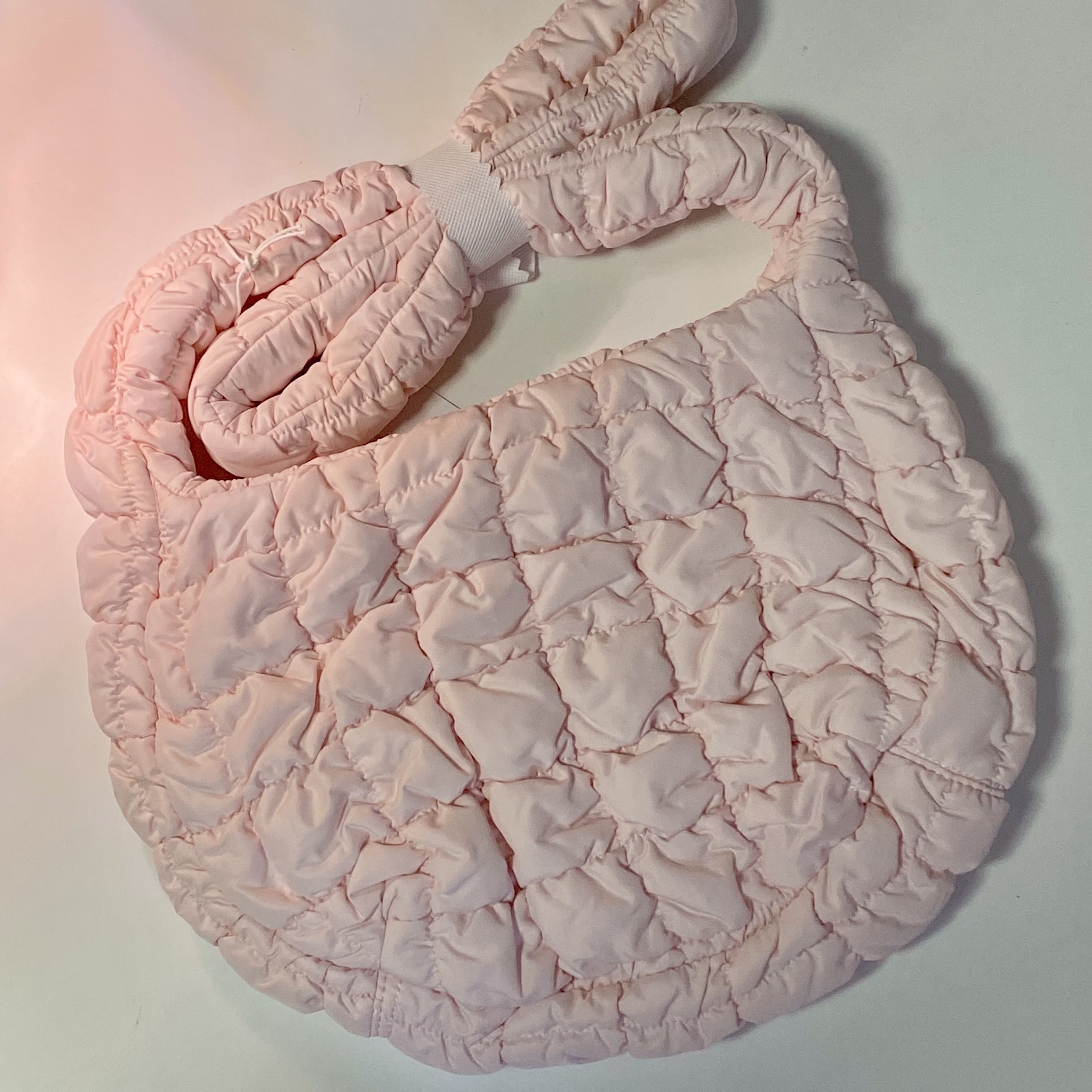 COS Quilted Messenger Bag Light Pink, COS Quilted Messenger Bag Black 착용 스타일 - 4