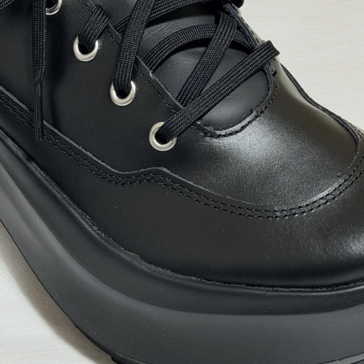 Salomon x Comme des Garcons SR811 Leather Platform Black 착용 스타일 - 4
