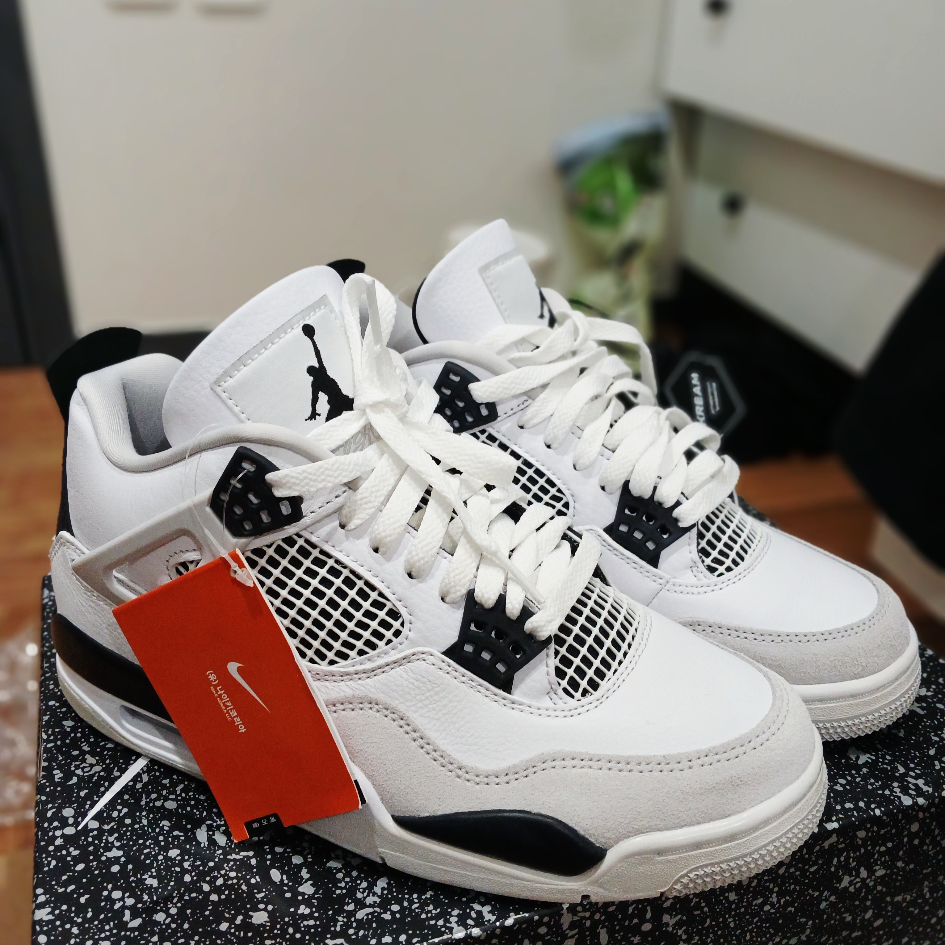 Jordan 4 Retro White and Black 착용 스타일
