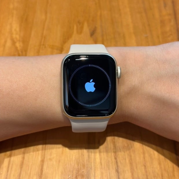 Apple Watch SE 2024 40mm GPS Starlight Aluminium Case with Sport Band S/M Starlight (Korean Ver.) 착용 스타일