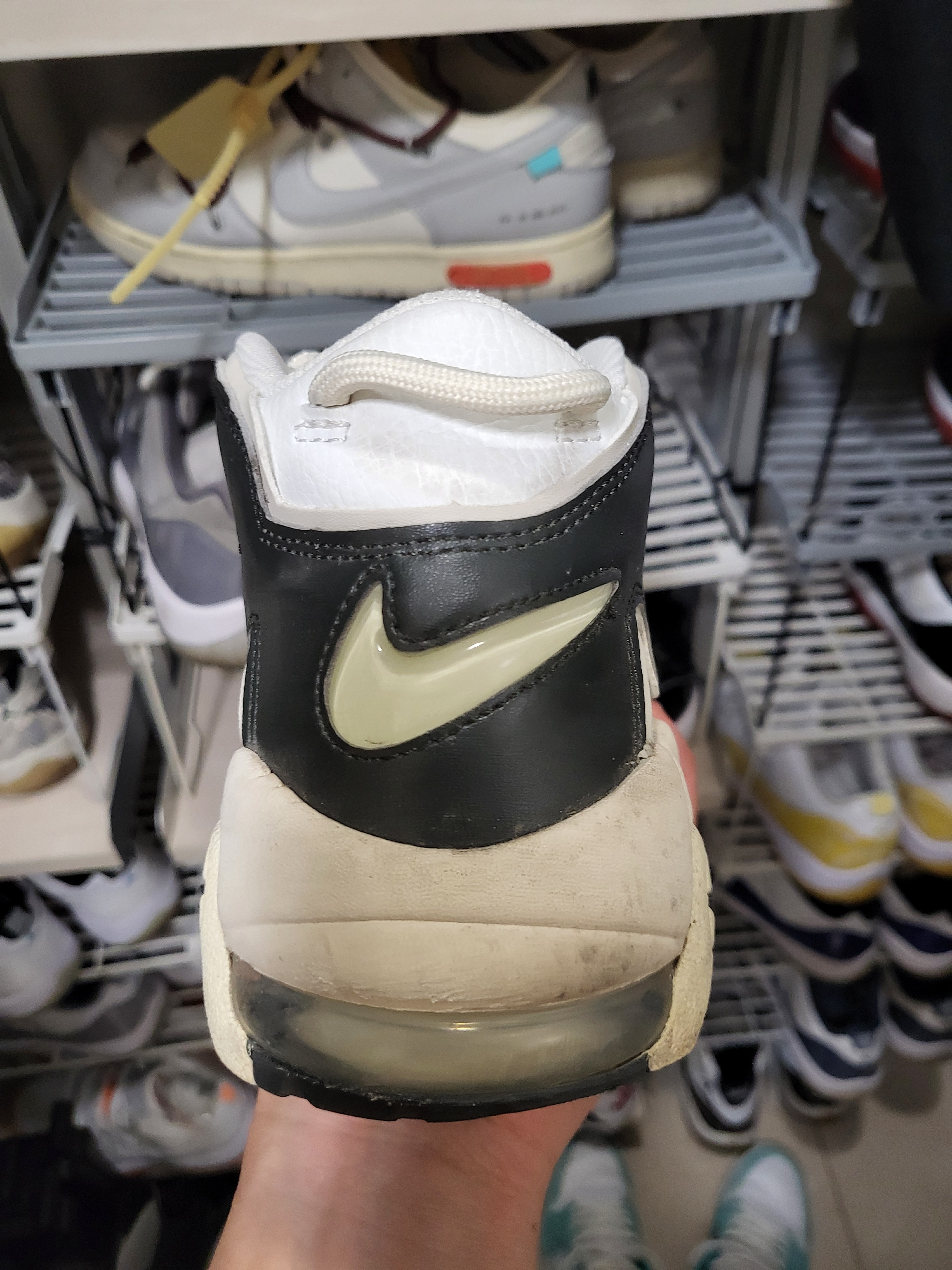 (W) Nike Air More Uptempo Summit White Light Orewood Brown 착용 스타일 - 2
