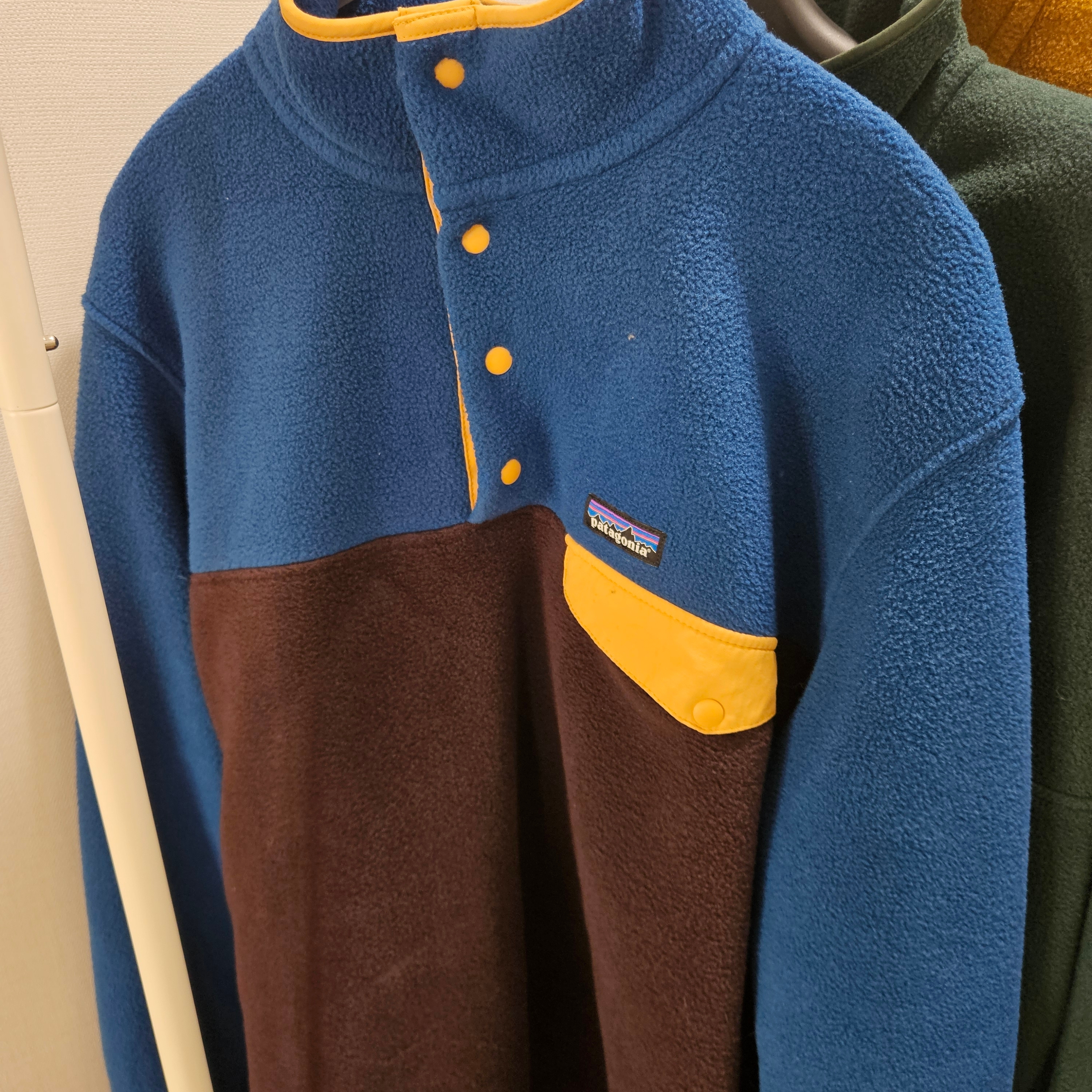 Patagonia Lightweight Synchilla Snap-T Fleece Pullover Shelter Brown, Patagonia Synchilla Snap-T Fleece Pullover Northern Green 착용 스타일 - 4