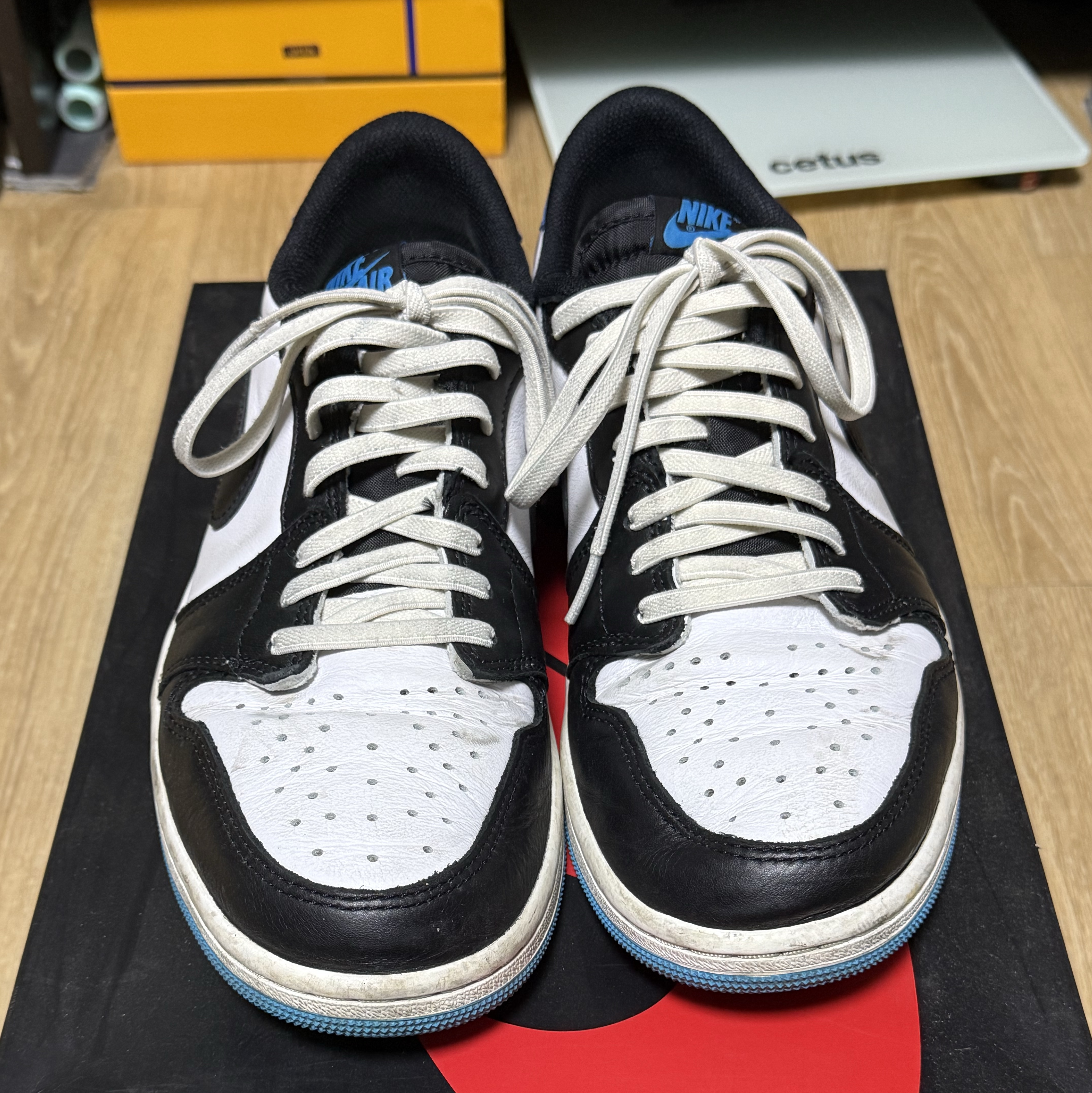 Jordan 1 Retro Low OG Black and Dark Powder Blue 착용 스타일