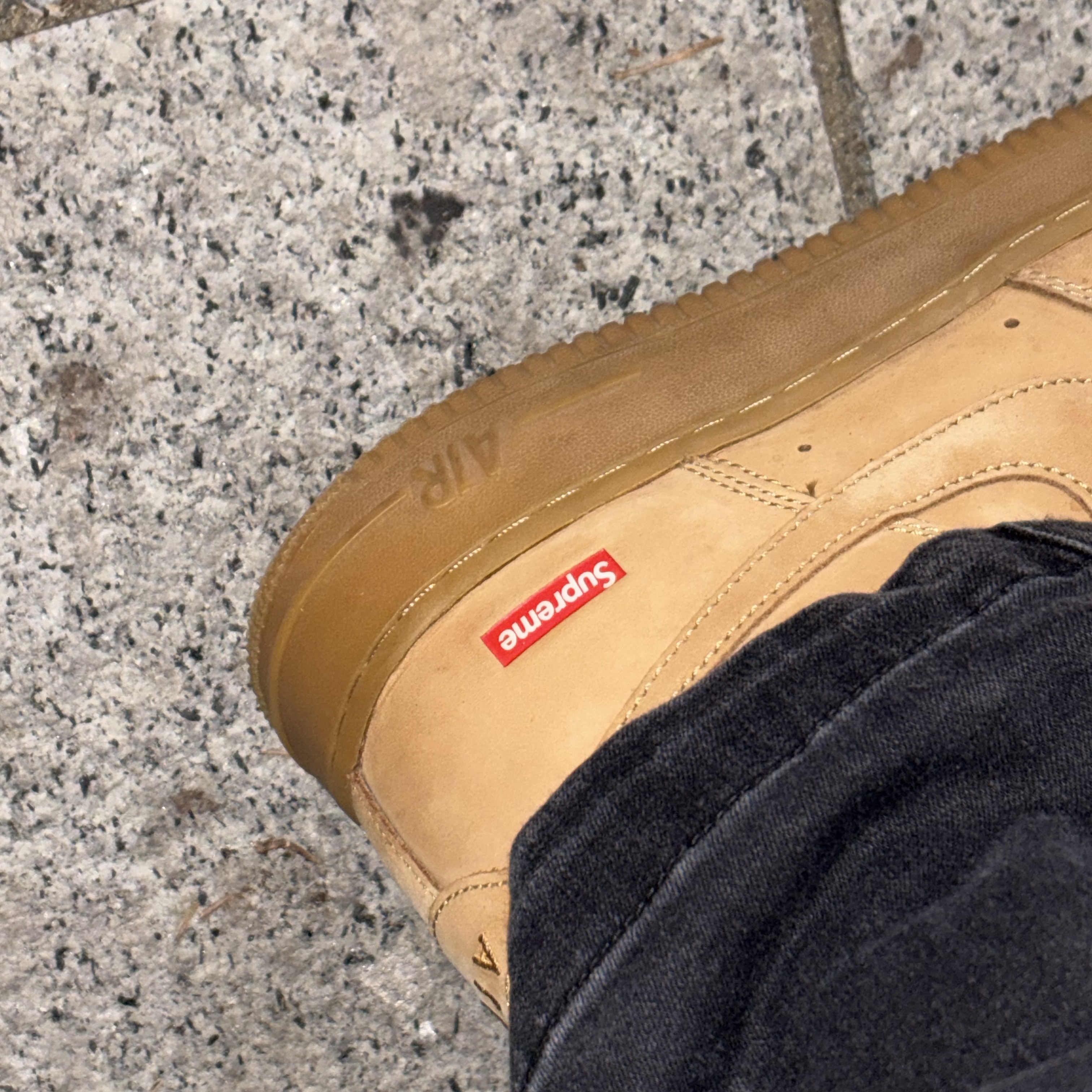 Nike x Supreme Air Force 1 Low Flax 착용 스타일 - 3