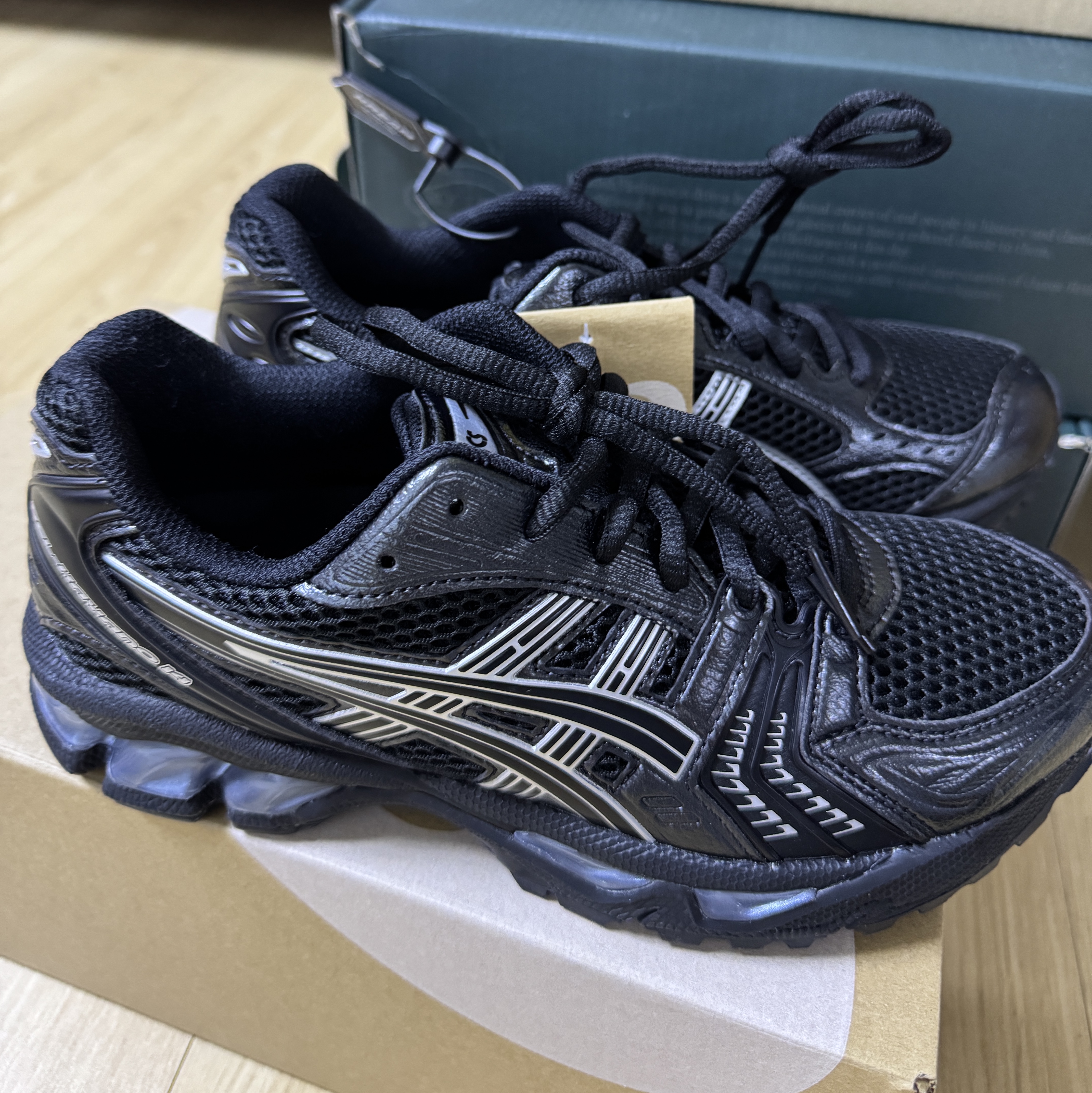 Asics Gel-Kayano 14 Black Pure Silver 착용 스타일