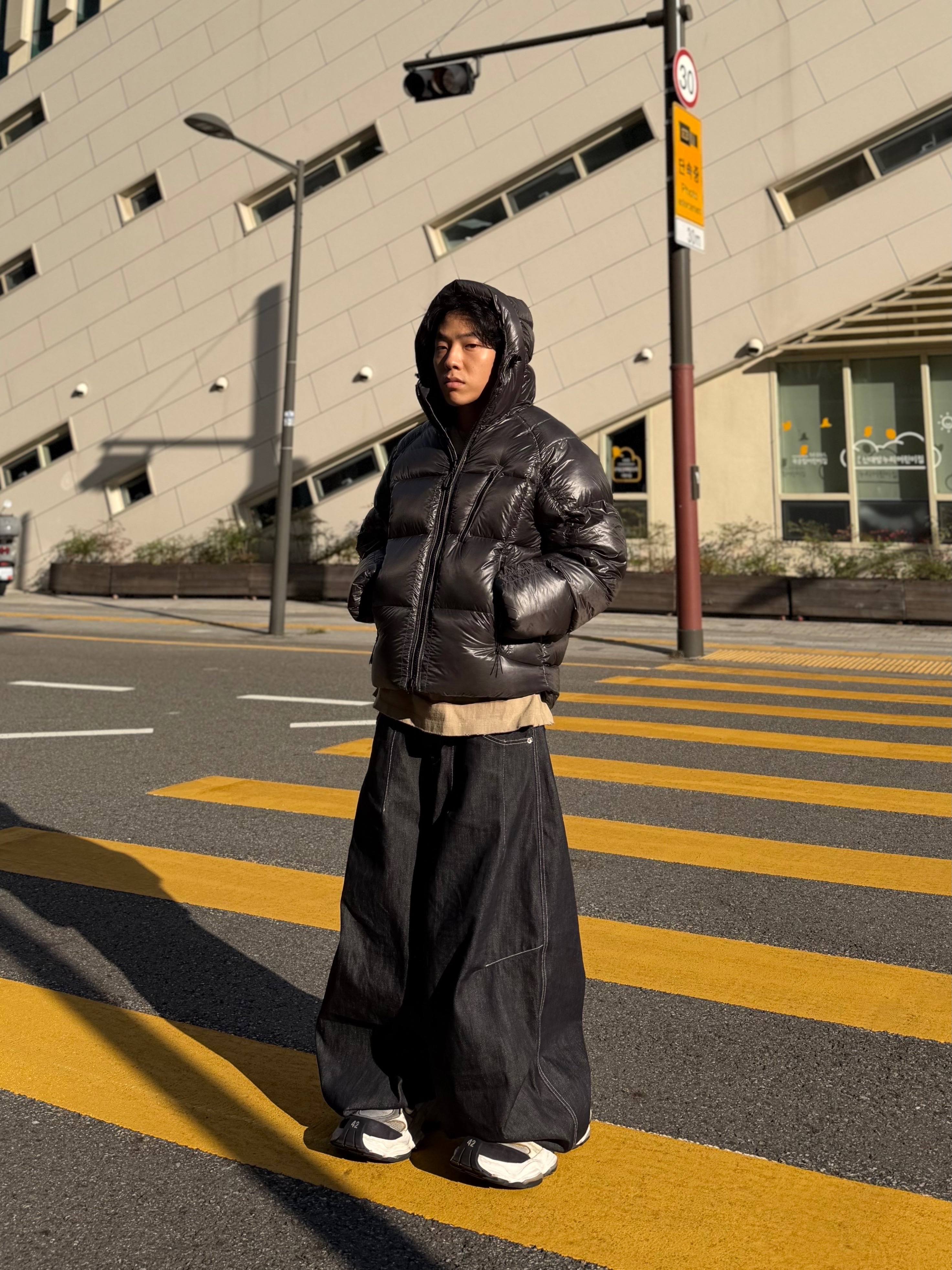 Musinsa Standard Synthetic Leather Puffer Short Padding Jacket Black, Balenciaga Cargo Sneakers White Grey 착용 스타일 - 4