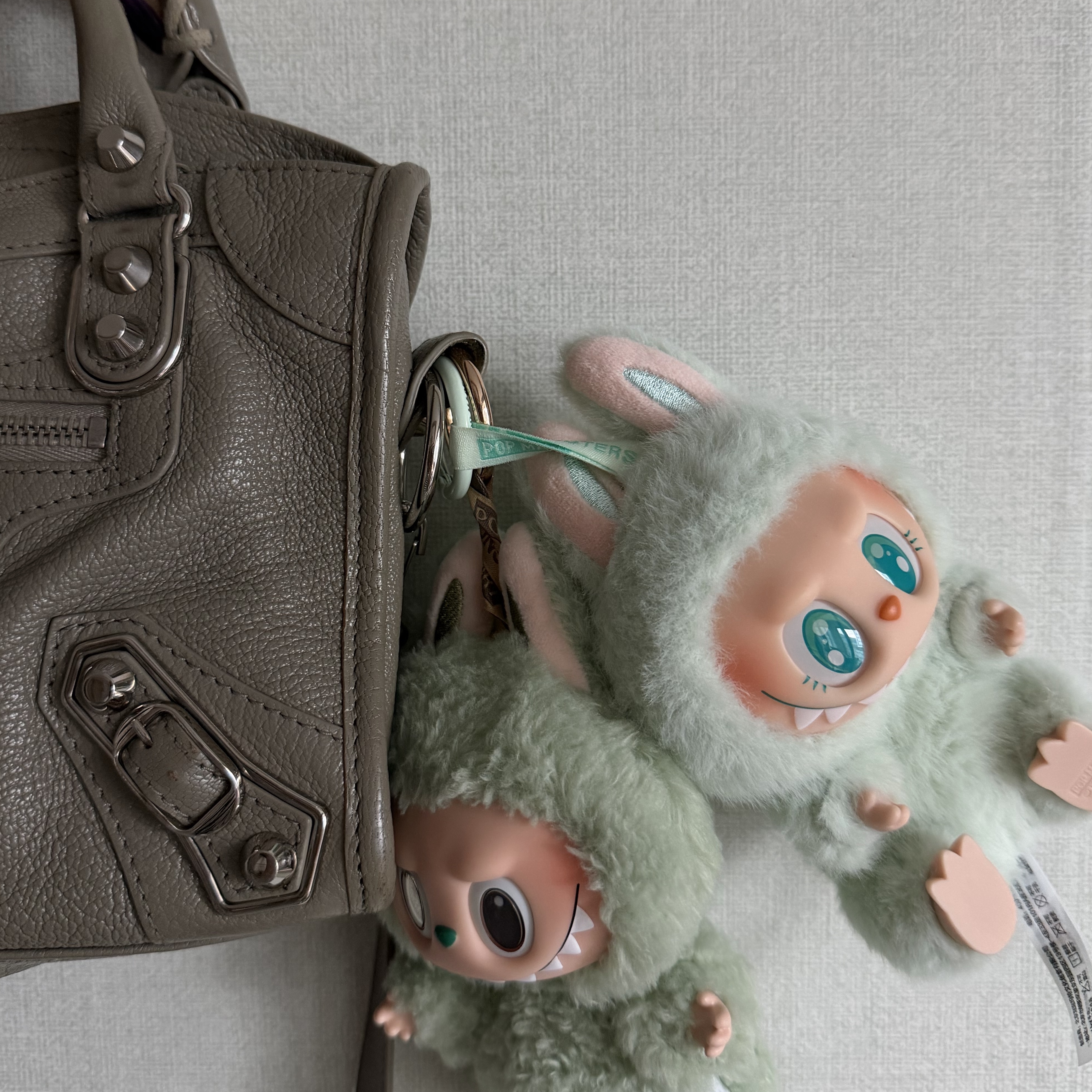 Pop Mart Labubu The Monsters Labubu Tasty Macarons Series Green Grape Keyring, Pop Mart Labubu Let's Play Together Doll Series Ququ Keyring (Opened Case) 착용 스타일