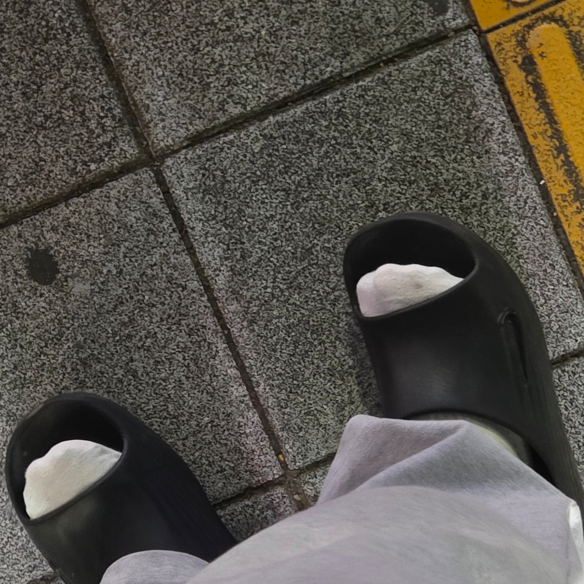 Nike ReactX Rejuven8 Slide Black 착용 스타일