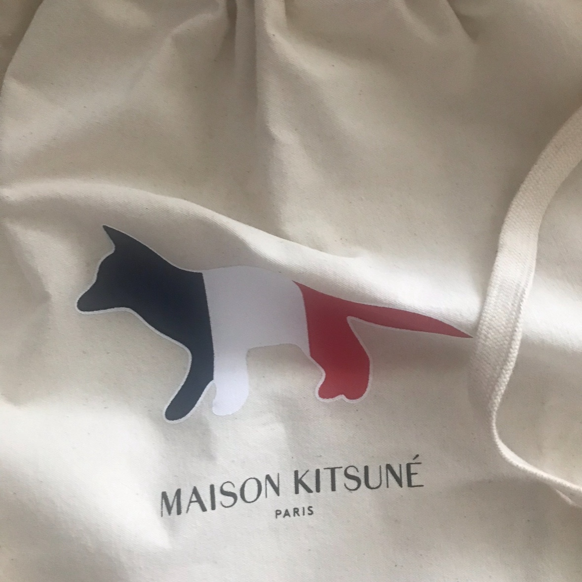 Maison Kitsune Tricolor Fox Tote Bag White 착용 스타일