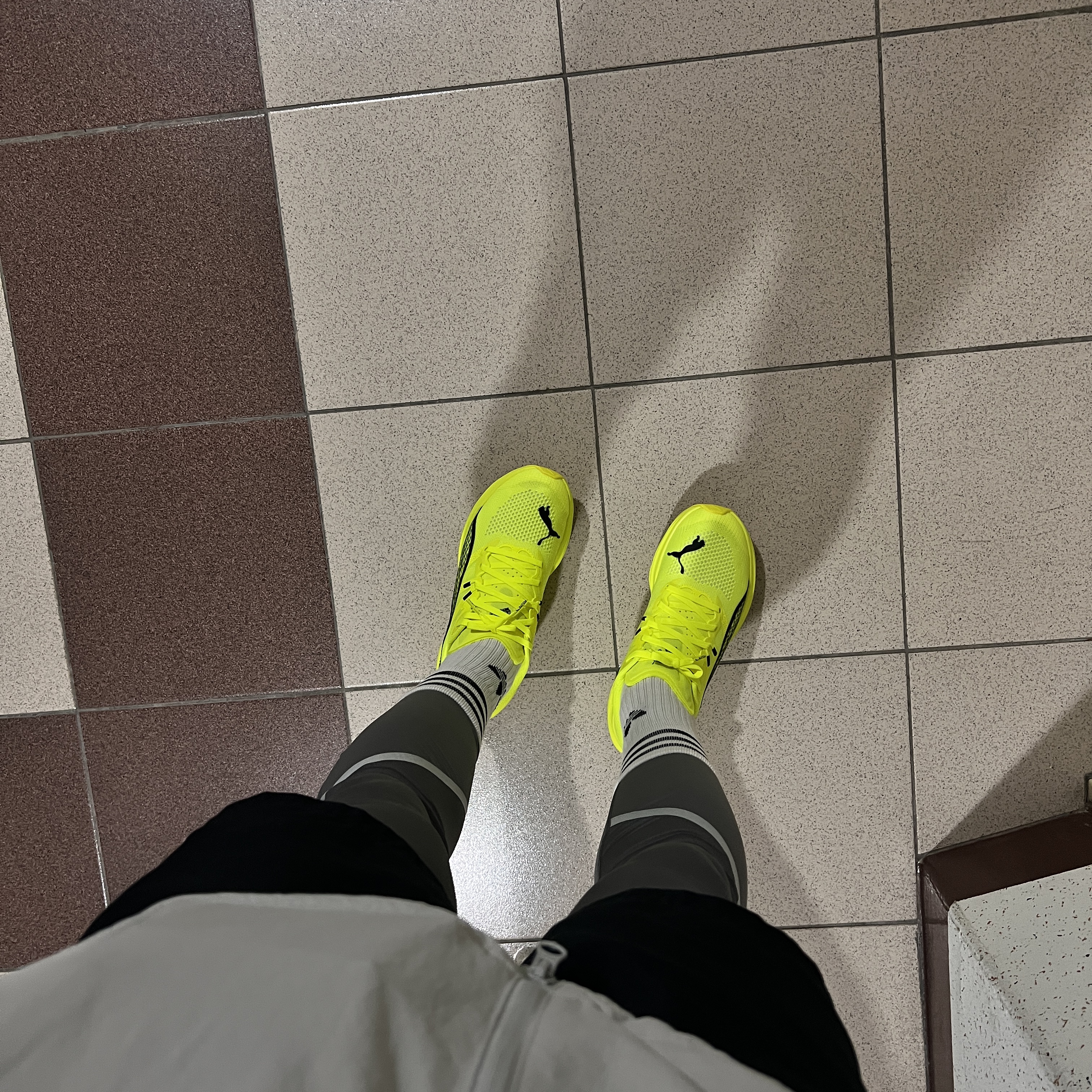 Puma Deviate Nitro 3 Yellow Alert Black 착용 스타일