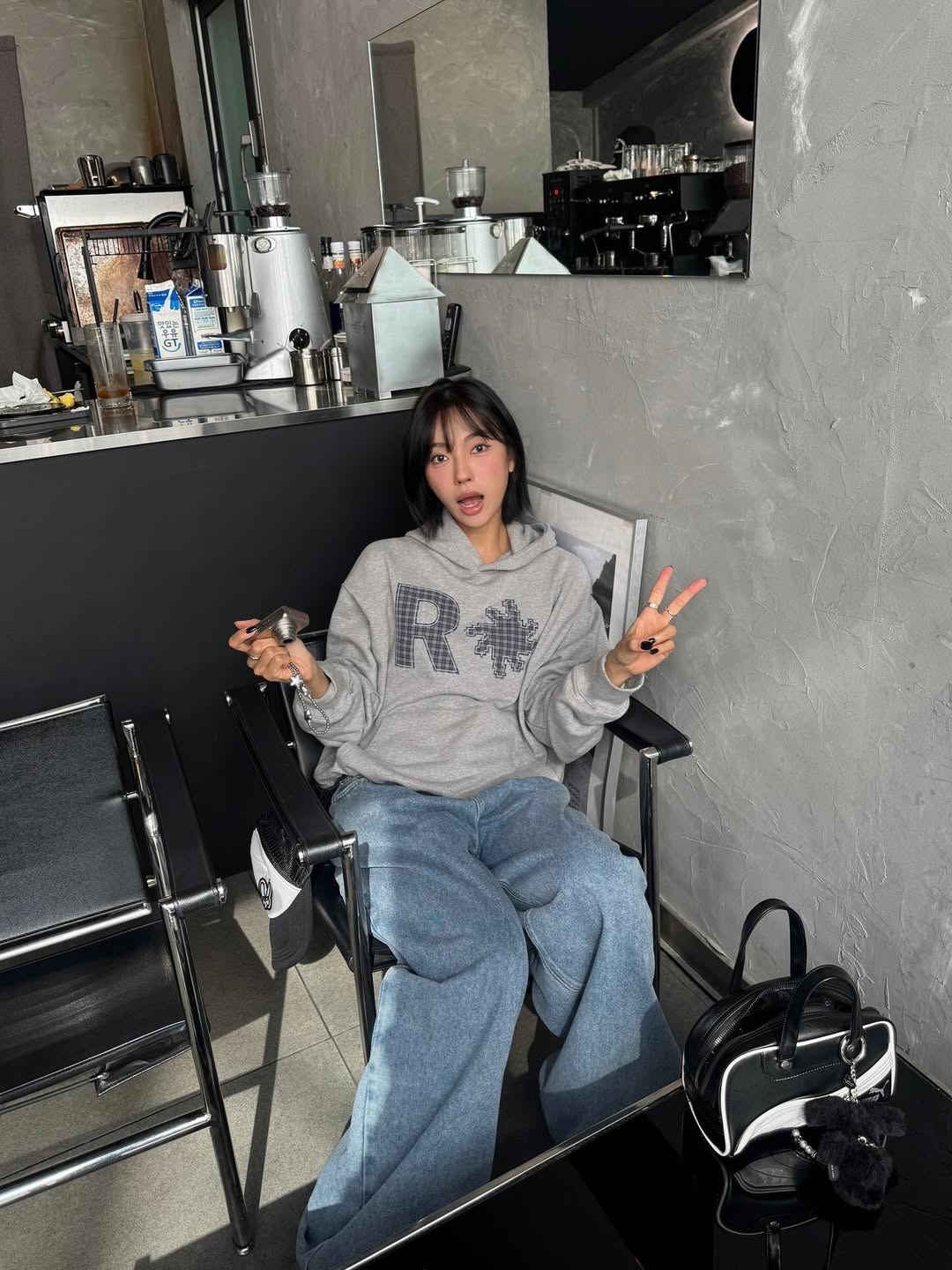 SLOW RECORD HOUSE Check Patch Hoodie Grey 착용 스타일 - 6