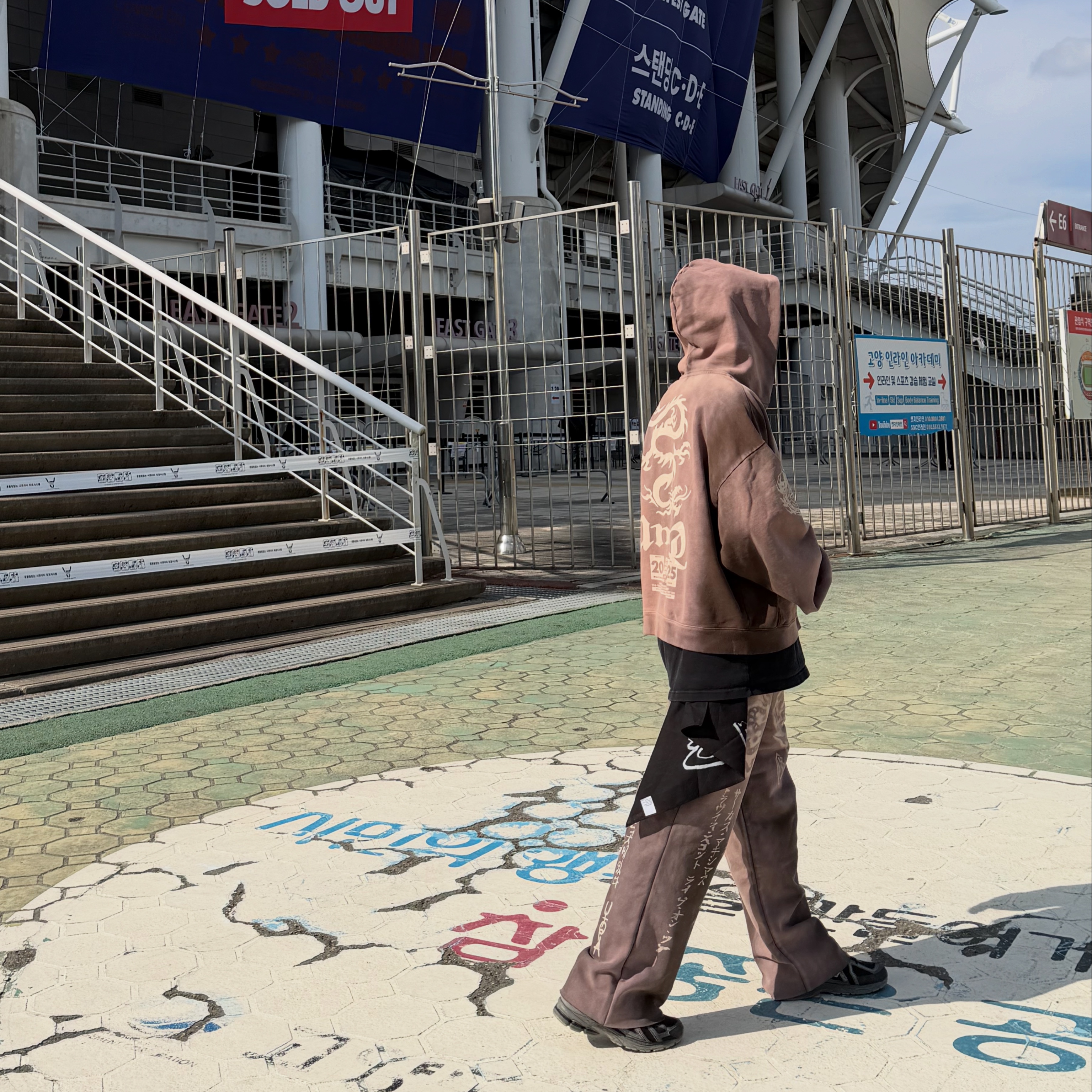 Travis Scott Circus Maximus Stadium Tour 25 Zip Hoodie, Travis Scott Circus Maximus Stadium Tour 25 The Arena Sweat Pants - Korea Exclusive 착용 스타일