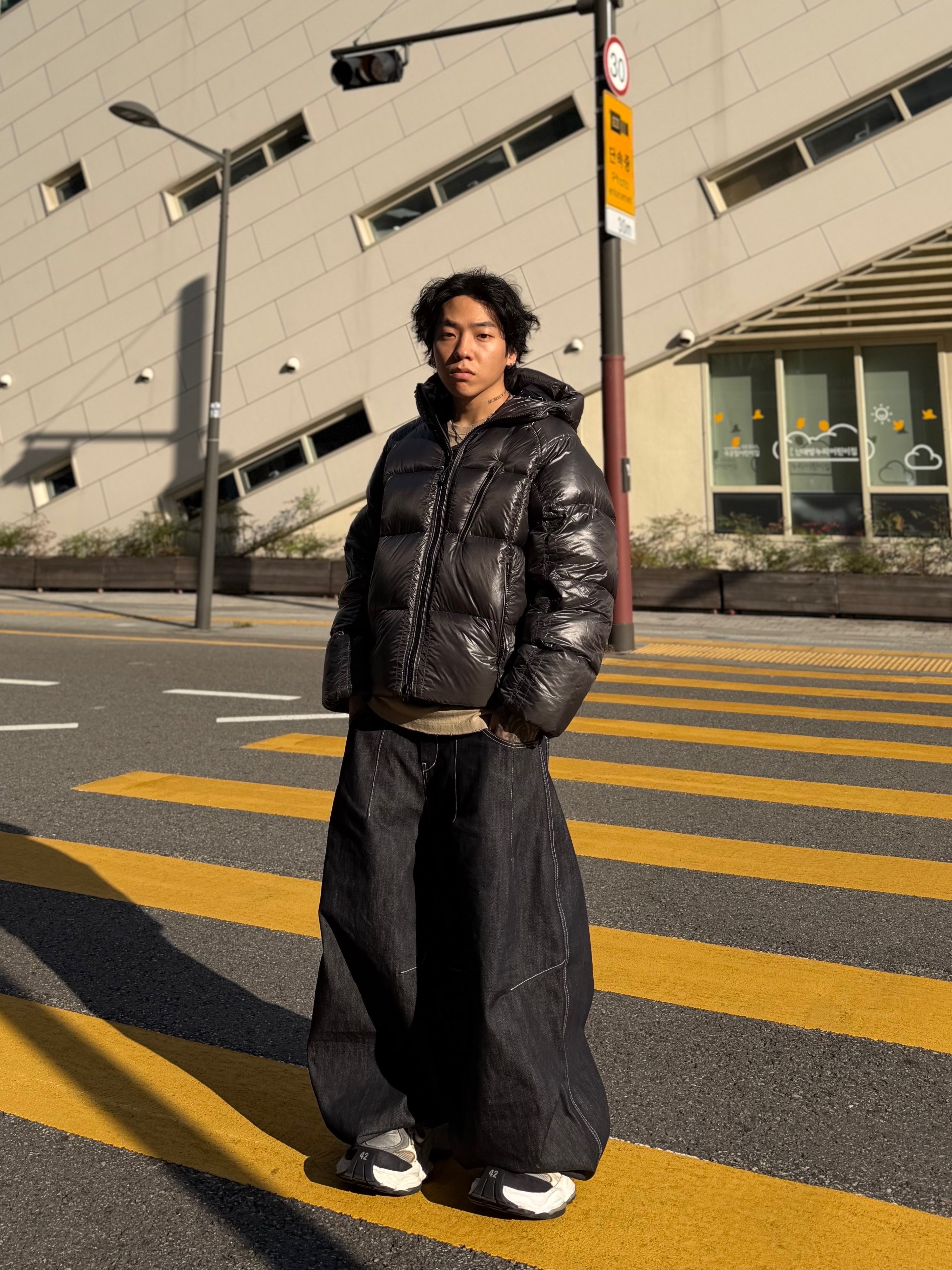 Musinsa Standard Synthetic Leather Puffer Short Padding Jacket Black, Balenciaga Cargo Sneakers White Grey 착용 스타일 - 1