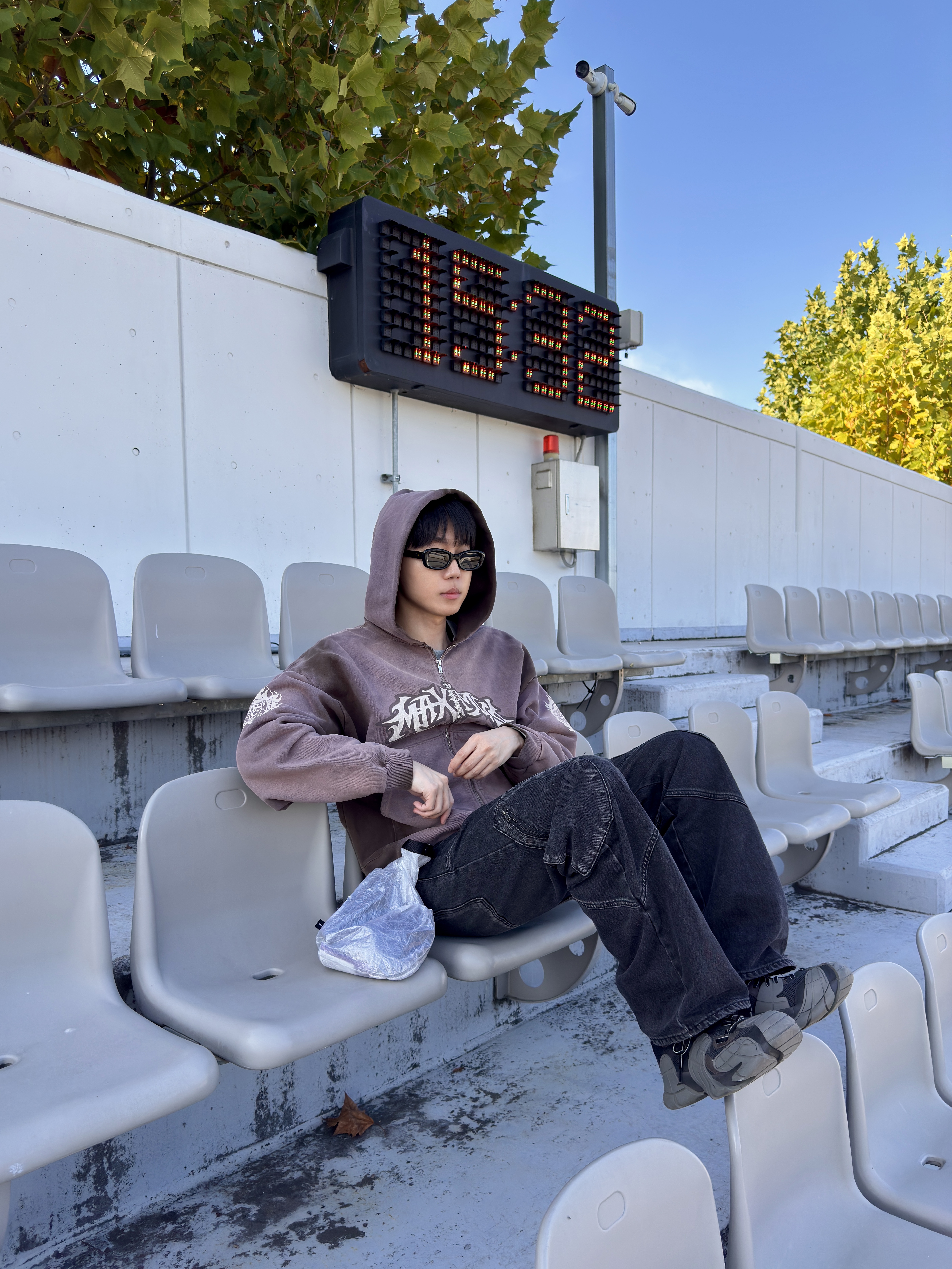 Travis Scott Circus Maximus Stadium Tour 25 Zip Hoodie, Camper Tormenta Black Gray 착용 스타일 - 2