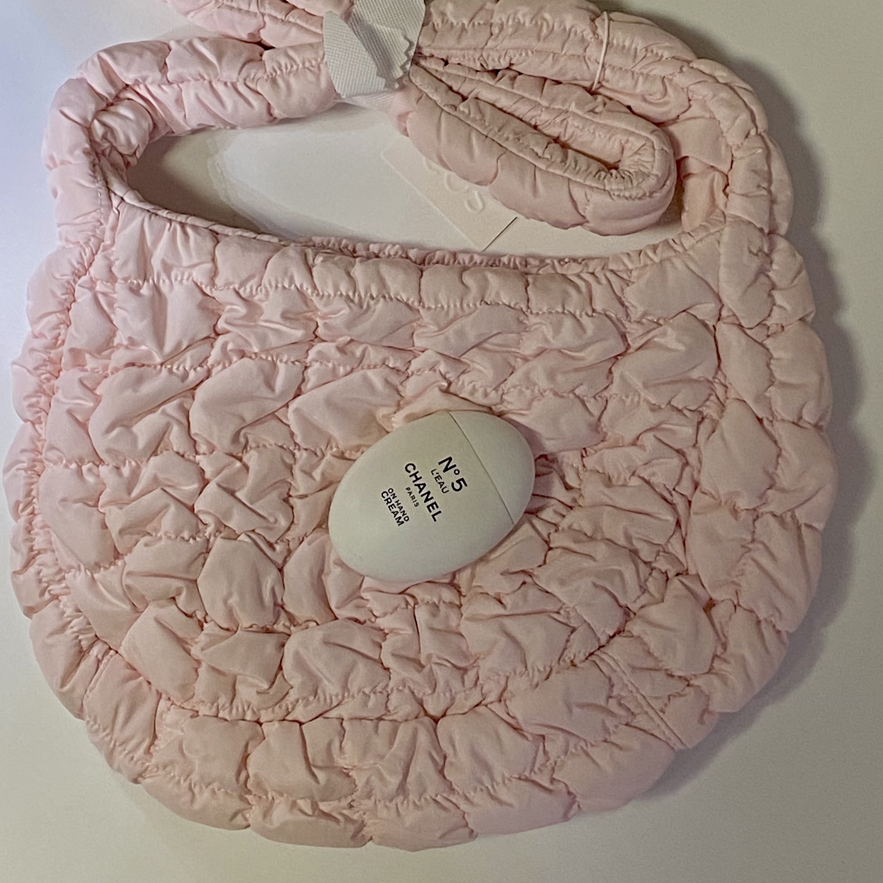 COS Quilted Messenger Bag Light Pink, COS Quilted Messenger Bag Black 착용 스타일 - 2