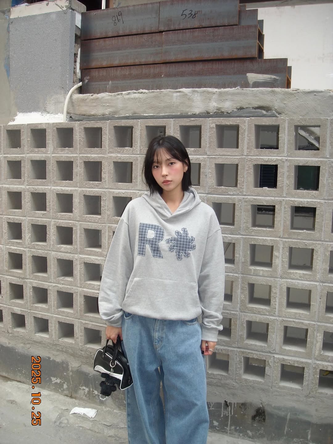 SLOW RECORD HOUSE Check Patch Hoodie Grey 착용 스타일 - 2