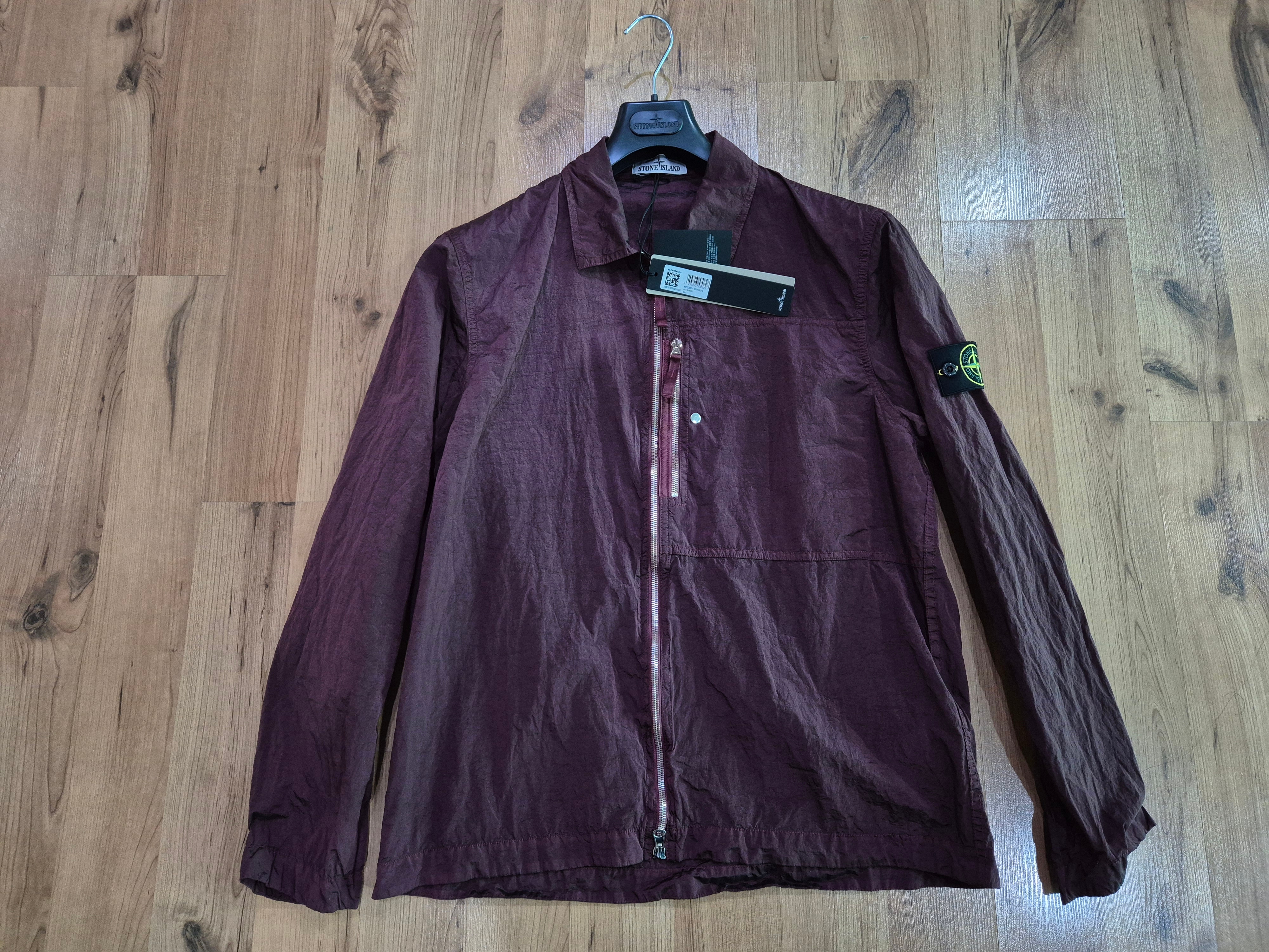 Stone Island 1200031 Nylon Metal In Econyl Comfort Fit Overshirt with Chest Pocket and Two-Way Zip Dark Burgundy - 25FW 착용 스타일 - 3