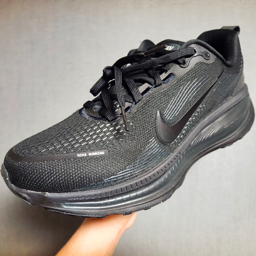 Nike Vomero 18 Black Dark Smoke Grey 착용 스타일 - 1