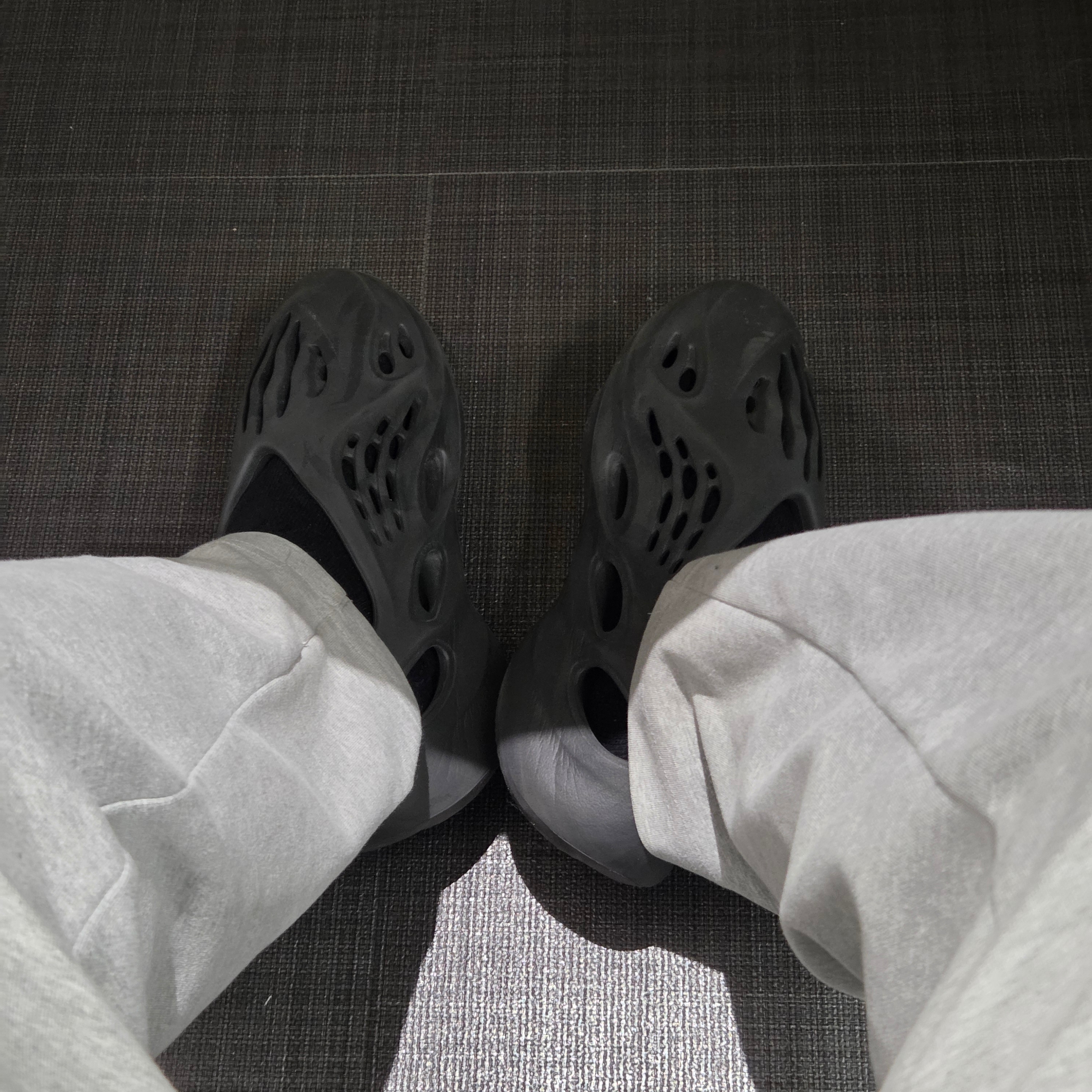 Adidas Yeezy Foam RNNR Onyx 착용 스타일