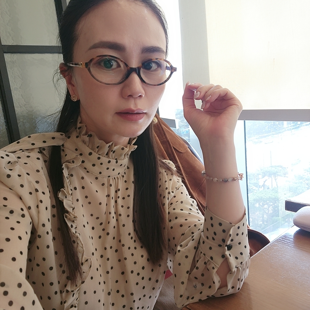 (W) Miu Miu Regard Glasses Lens Light Havana Acetate 착용 스타일