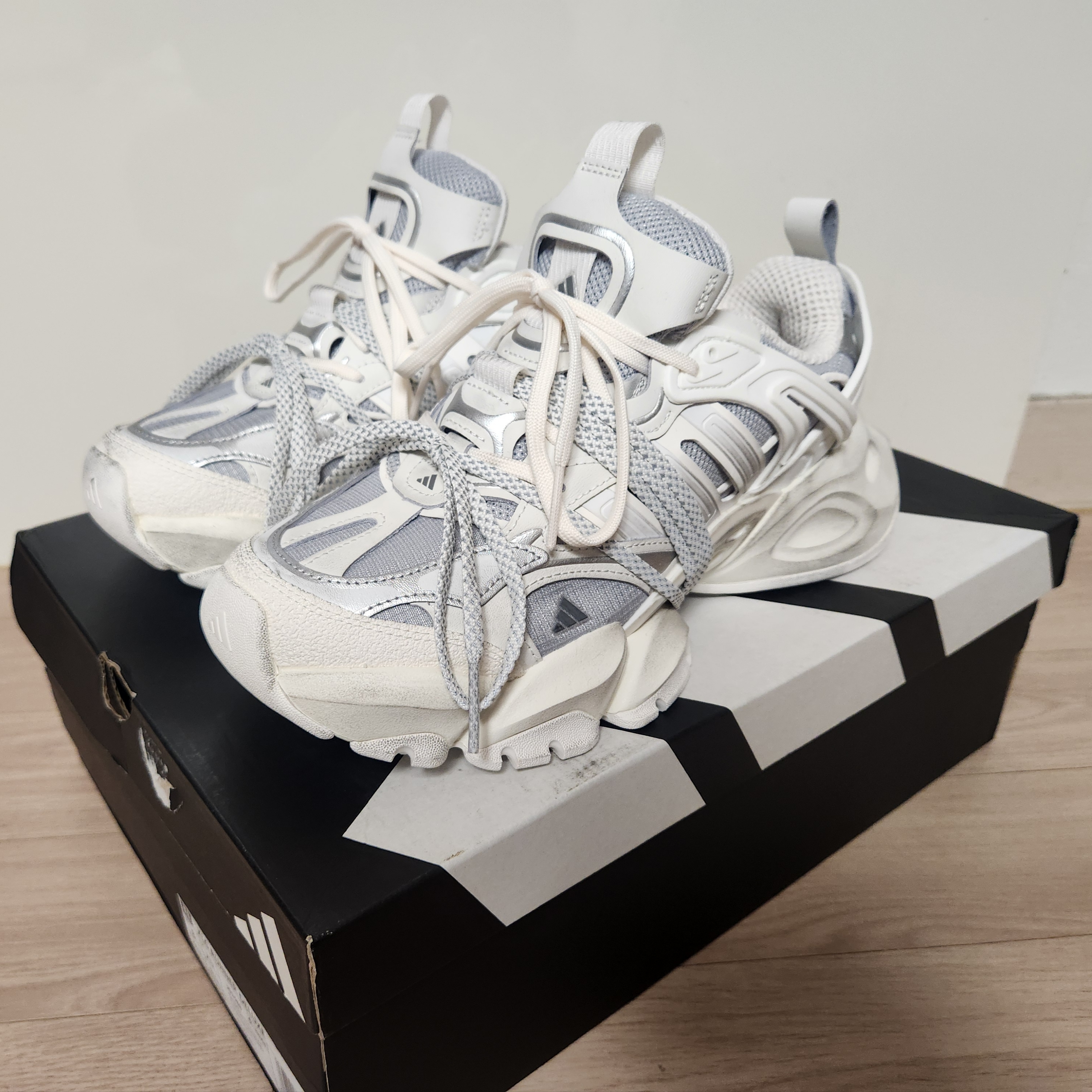 Adidas Vento XLG Deluxe Sneakers Core White Silver Metallic 착용 스타일 - 3