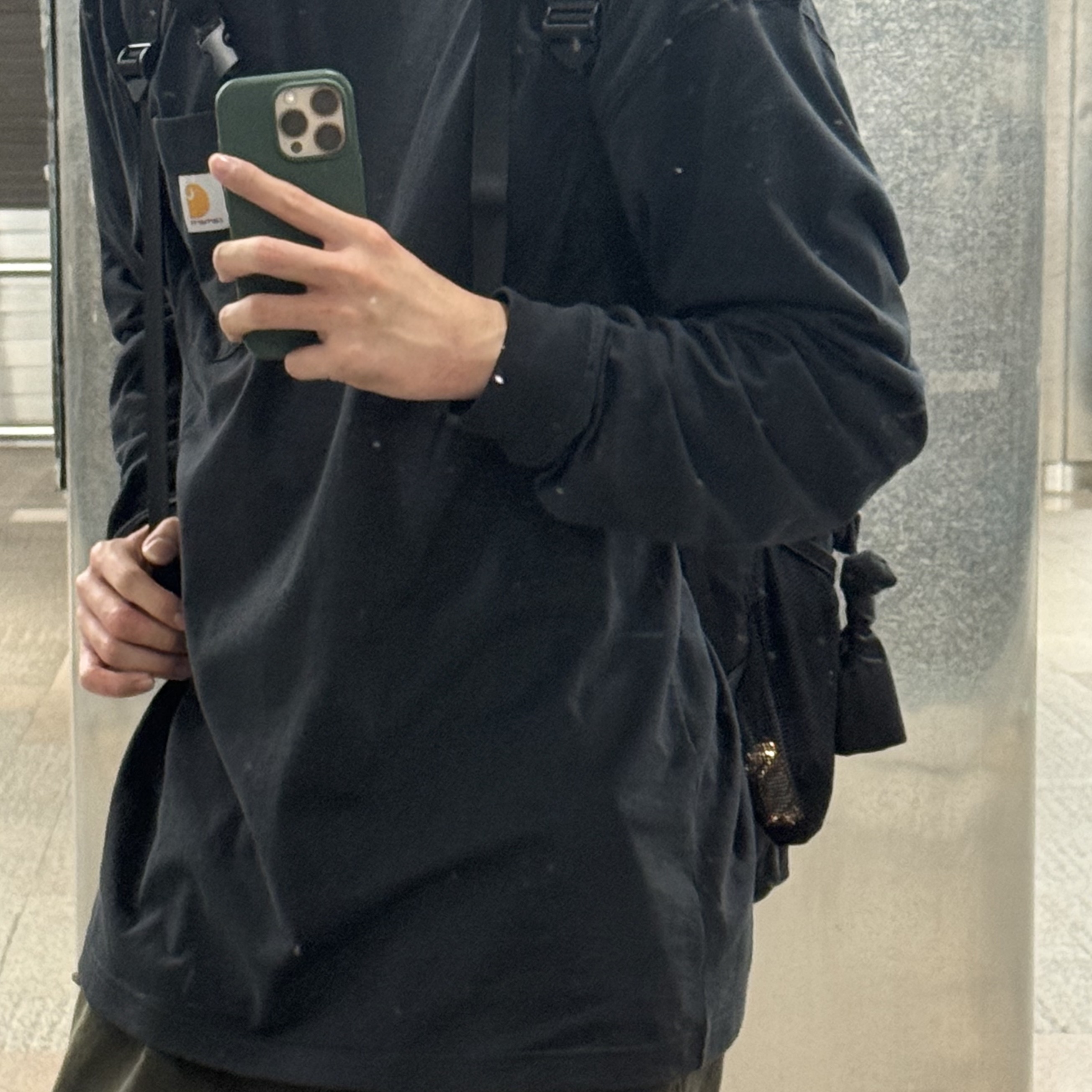 Carhartt Loose Fit Heavyweight Regular Long Sleeve Pocket T-Shirt Black 착용 스타일