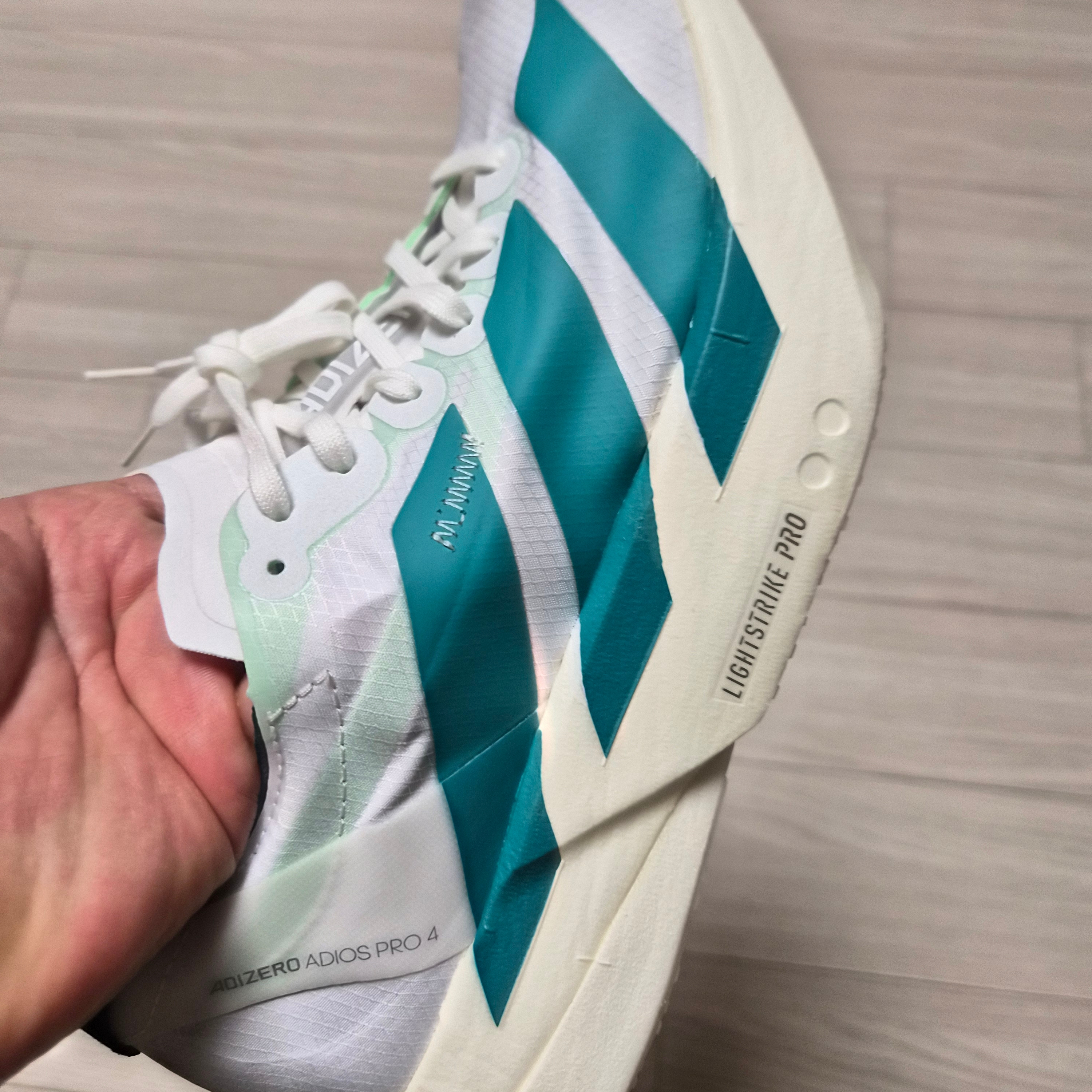 Adidas Adizero Adios Pro 4 Cloud White Pure Teal 착용 스타일 - 1