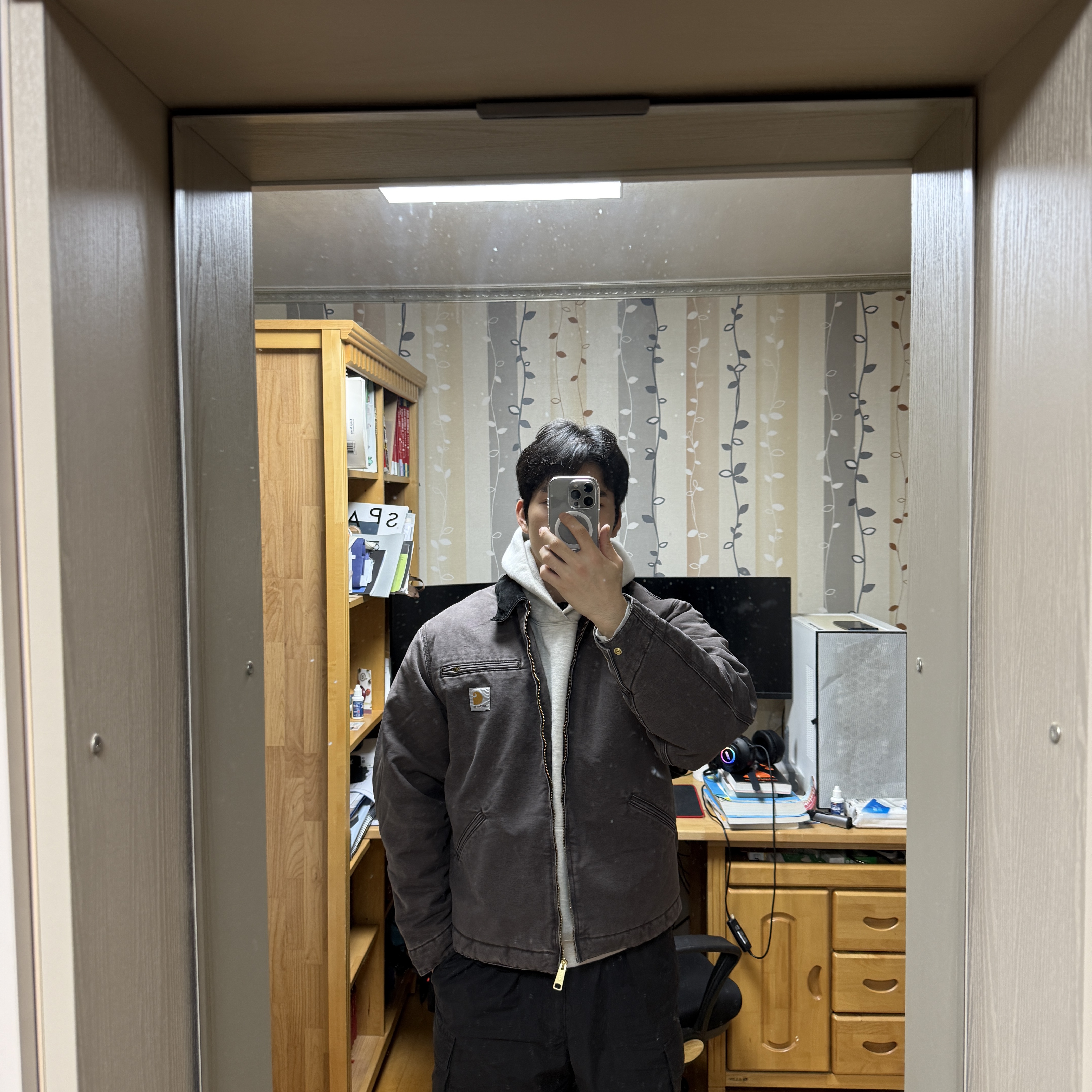 Carhartt WIP OG Detroit Jacket Tobacco Black 착용 스타일