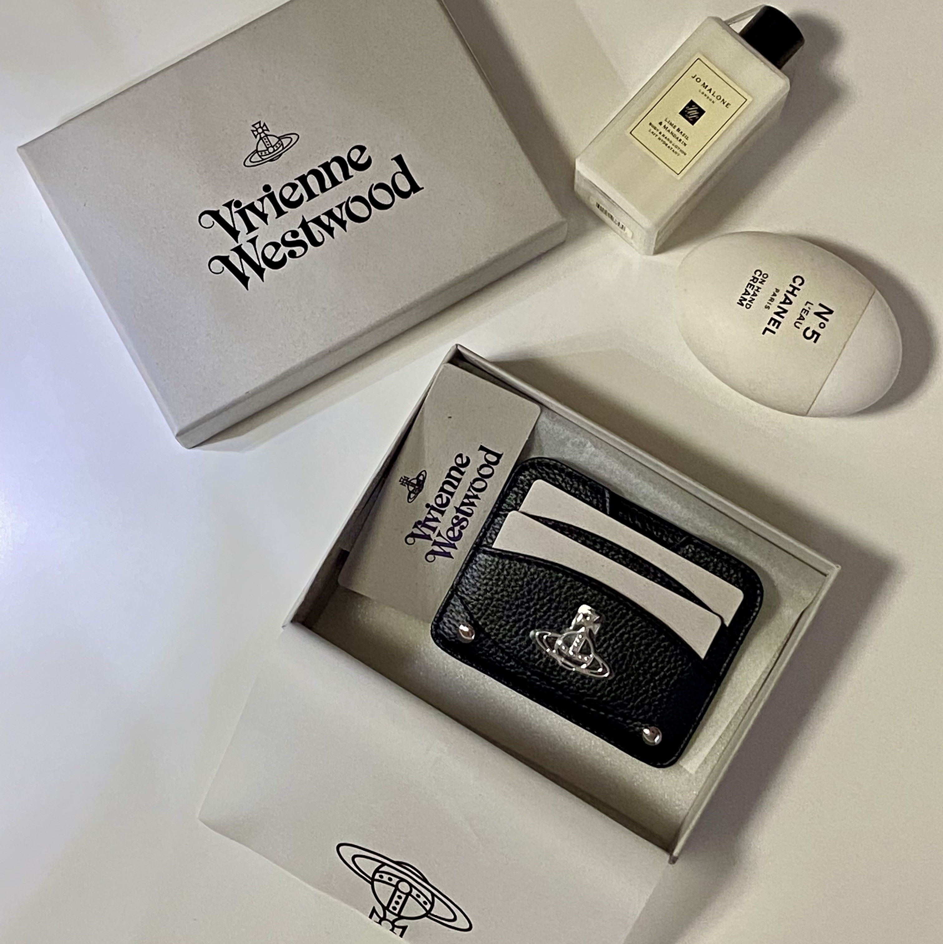 Vivienne Westwood Half Moon Card Holder Black, Chanel La Creme Main Hand Cream 50ml 착용 스타일 - 3
