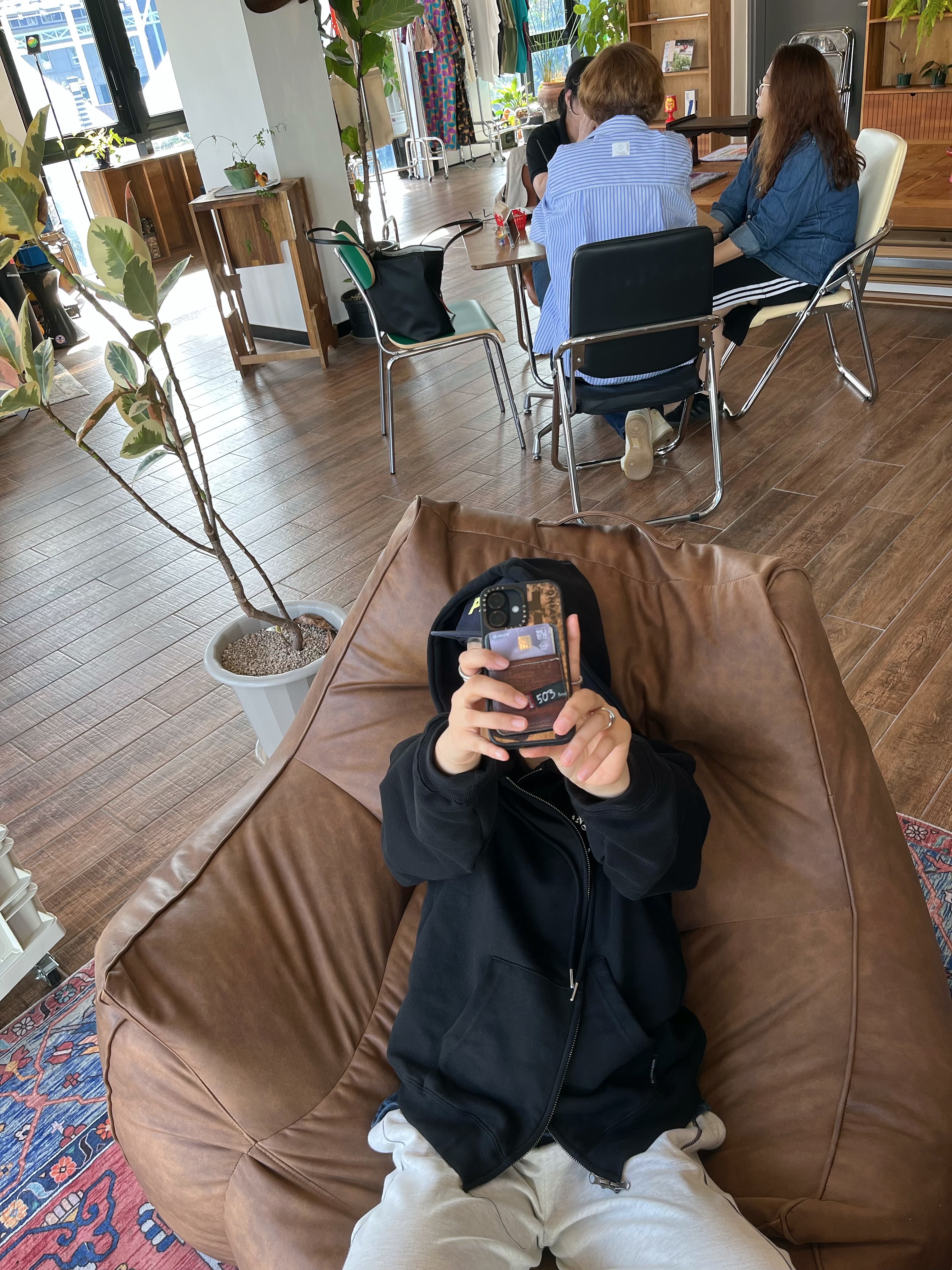 Supreme Mini Duffle Bag Black - 24SS 착용 스타일 - 3