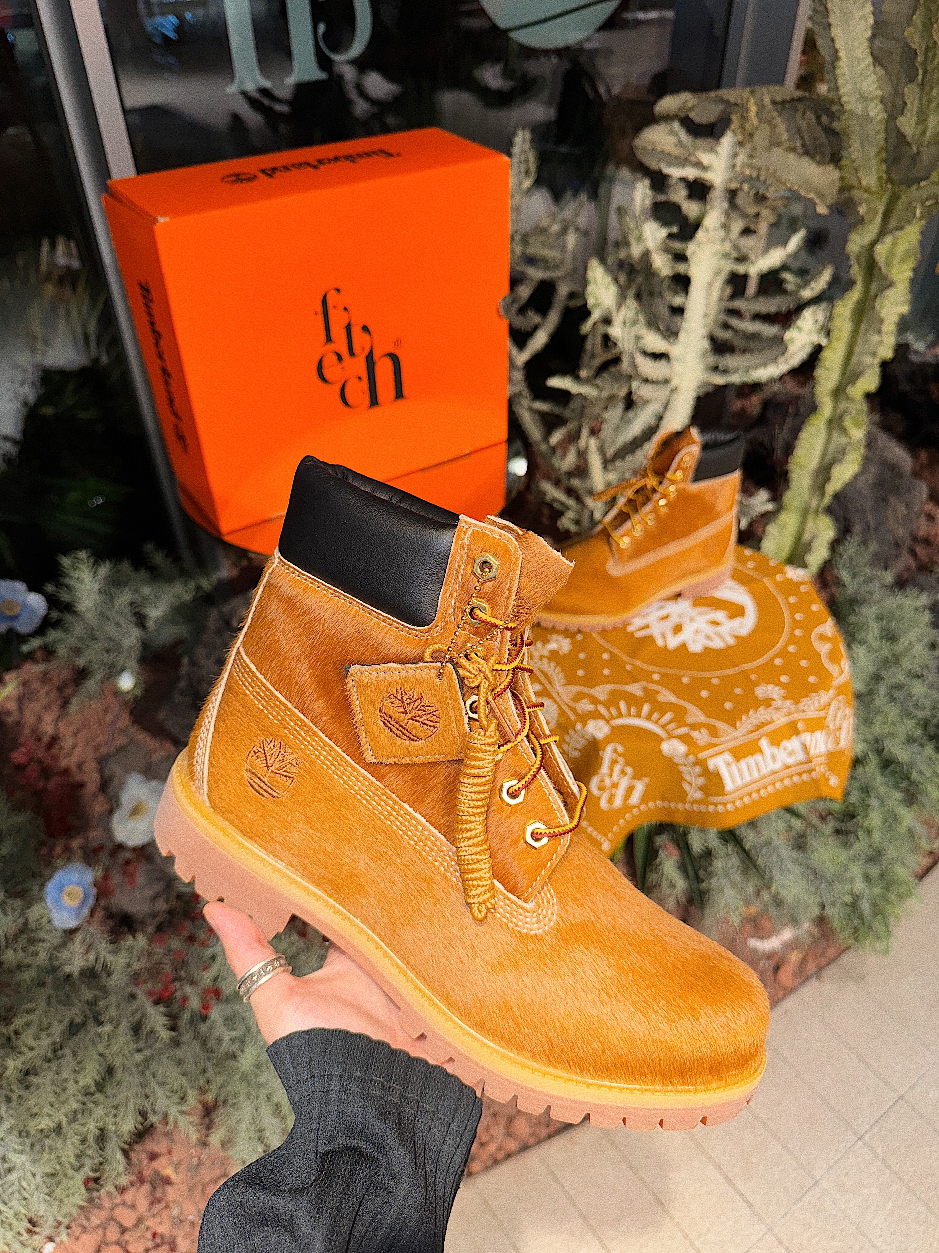 Timberland x Fetch Premium 6 Inch Boot Wheat - Wide, Timberland x Fetch Premium 6 Inch Boot Black - Wide 착용 스타일 - 2