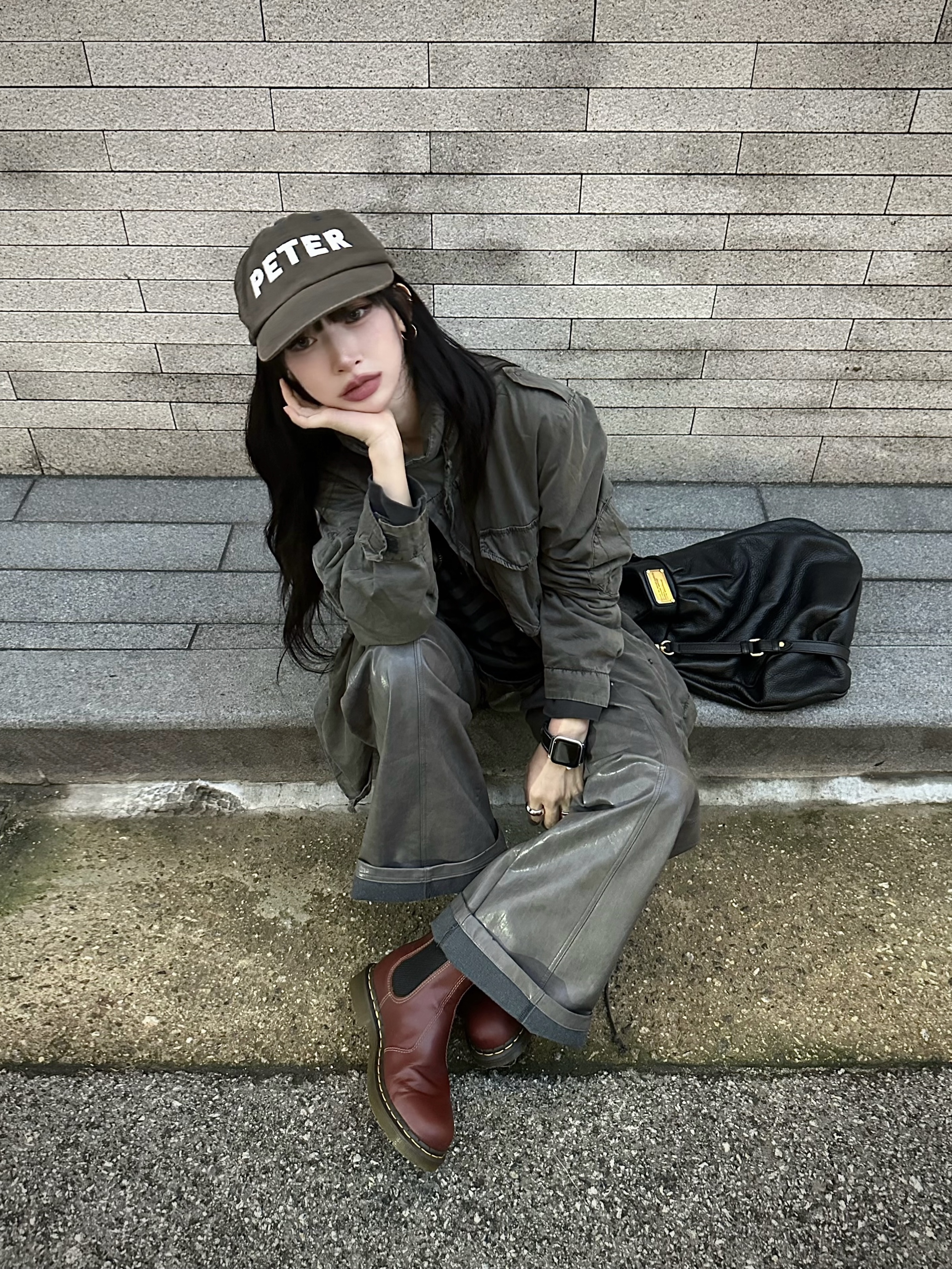 Dr. Martens 2976 Abruzzo Leather Chelsea Boots Brown Black 착용 스타일 - 1