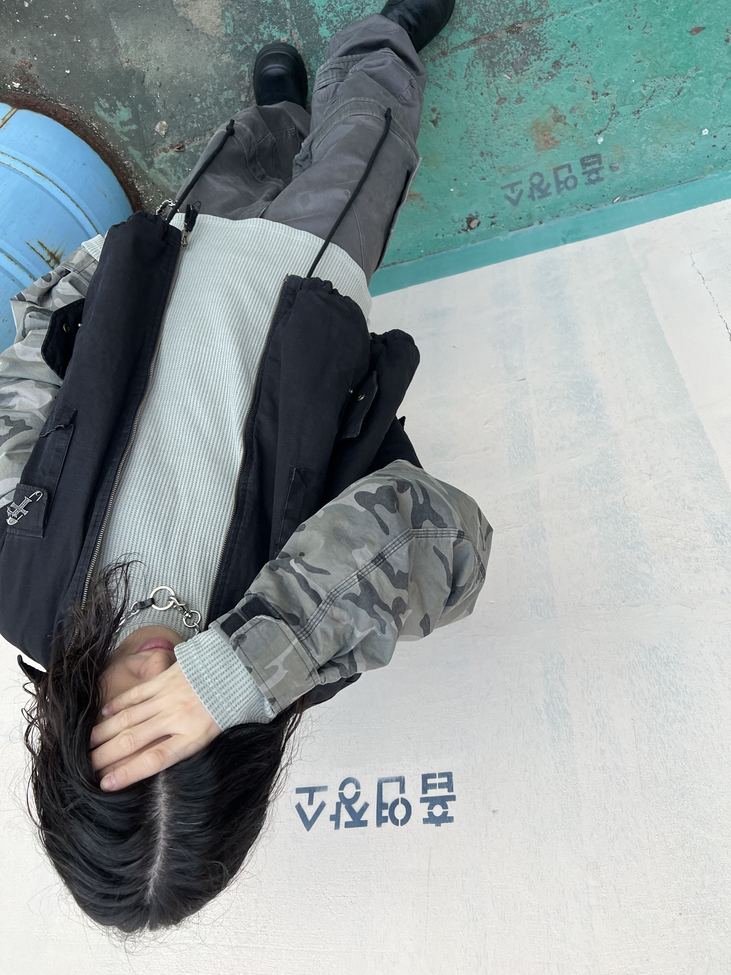 Undermycar Morph Oversized Crop Field Jacket Rock Ridge - 23SS, Our Legacy Ladon Brass Keychain Matte Nickel 착용 스타일 - 5