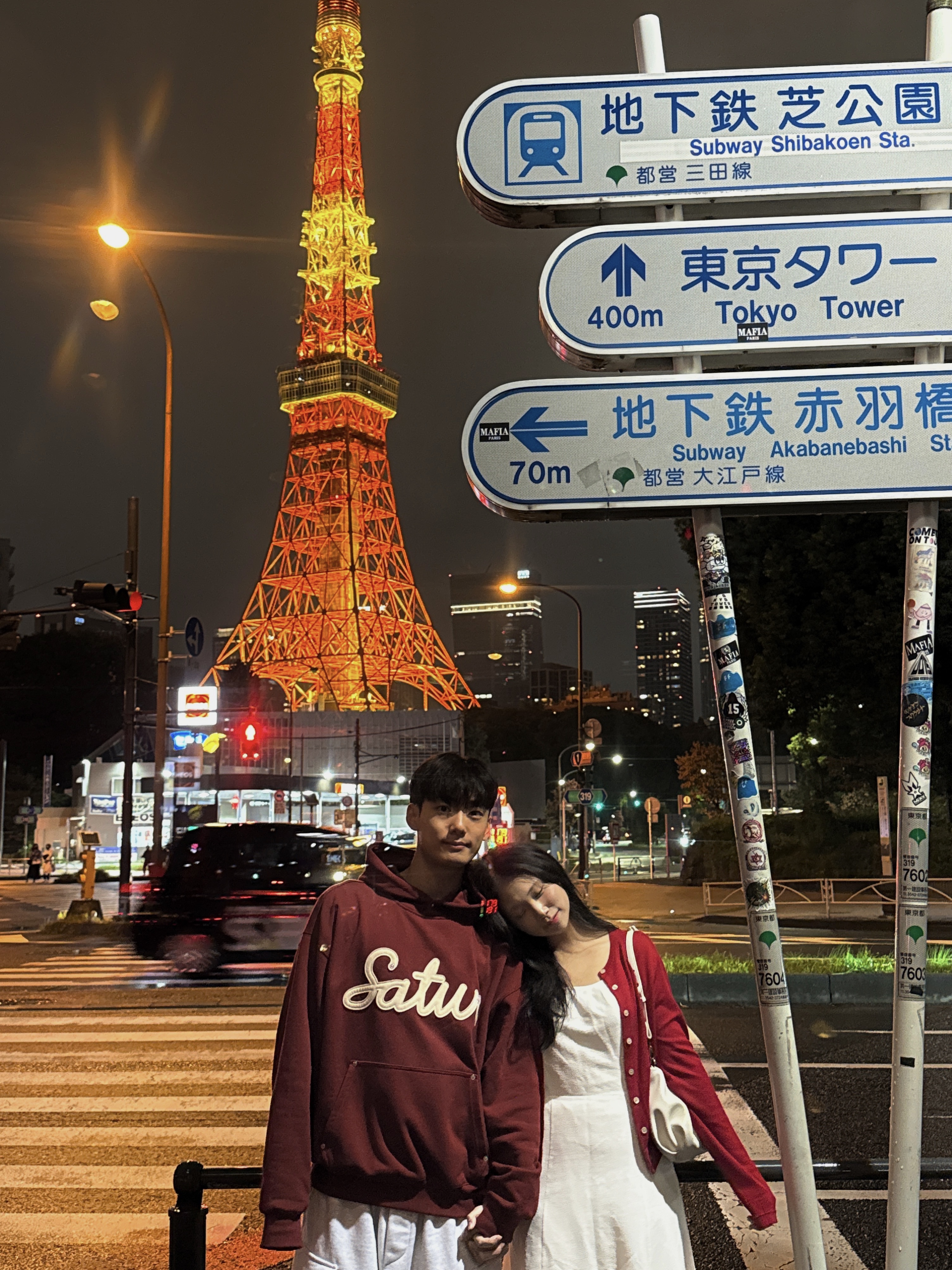 SATUR Lugo Applique Rivet Hoodie Burgundy, SATUR W Loren Basic Crewneck Fine Cardigan Red 착용 스타일 - 3
