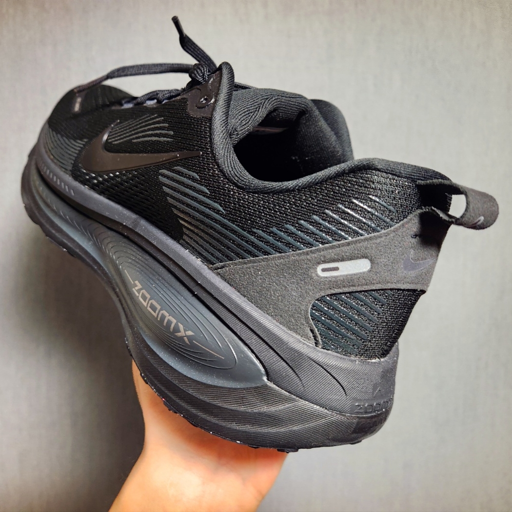 Nike Vomero 18 Black Dark Smoke Grey 착용 스타일 - 2