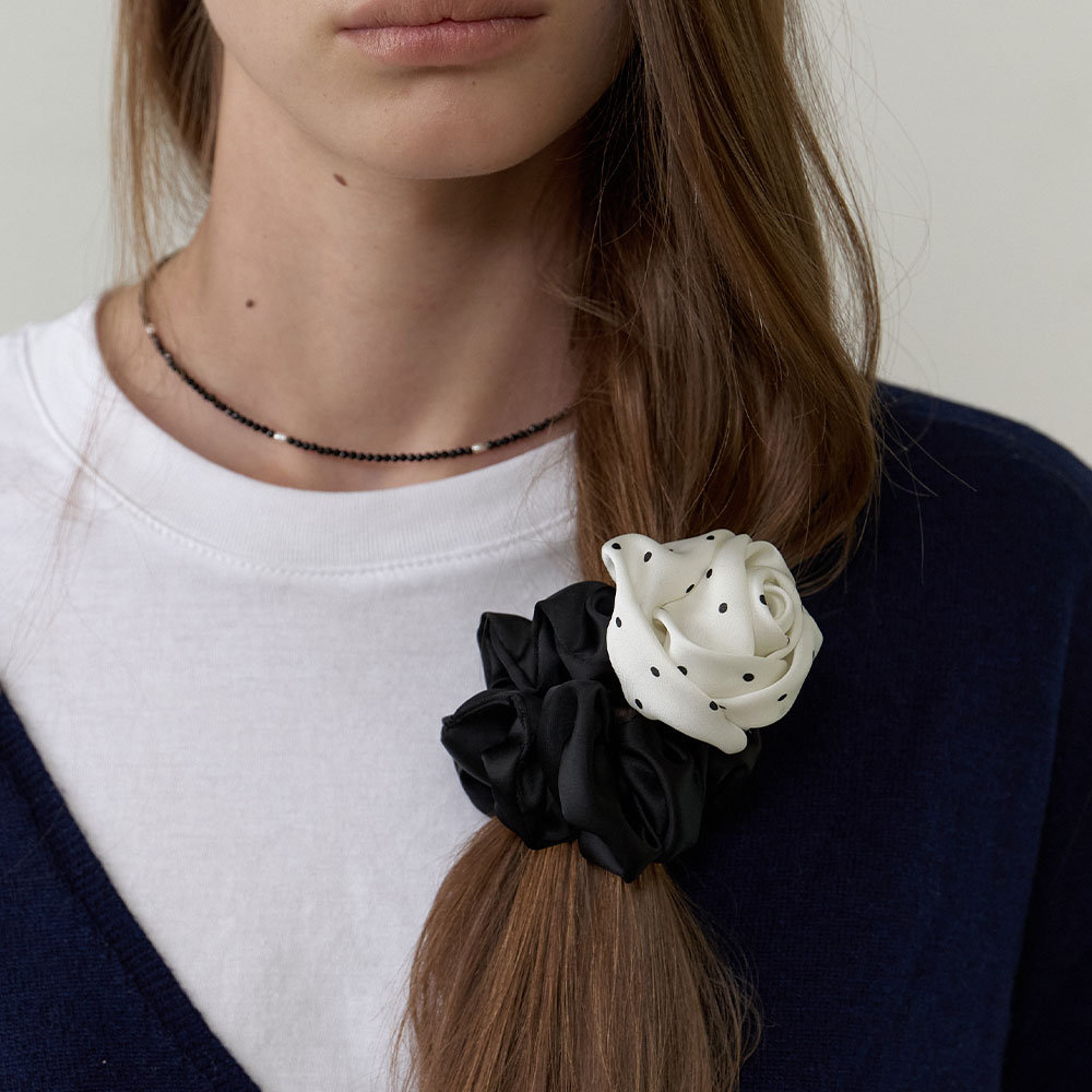 러브미몬스터 도트 새틴 장미 스크런치 화이트(lovememonster Dot Satin Rose Scrunchy White) - 2
