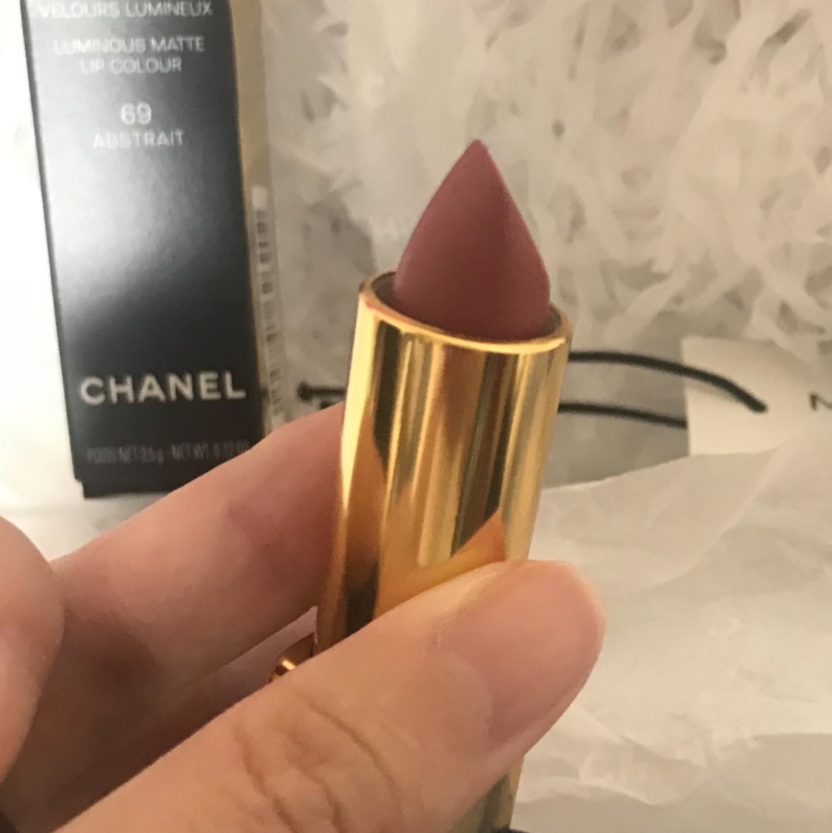 Chanel Rouge Allure Velvet Luminous Matte Lip Colour 69 Abstrait 착용 스타일