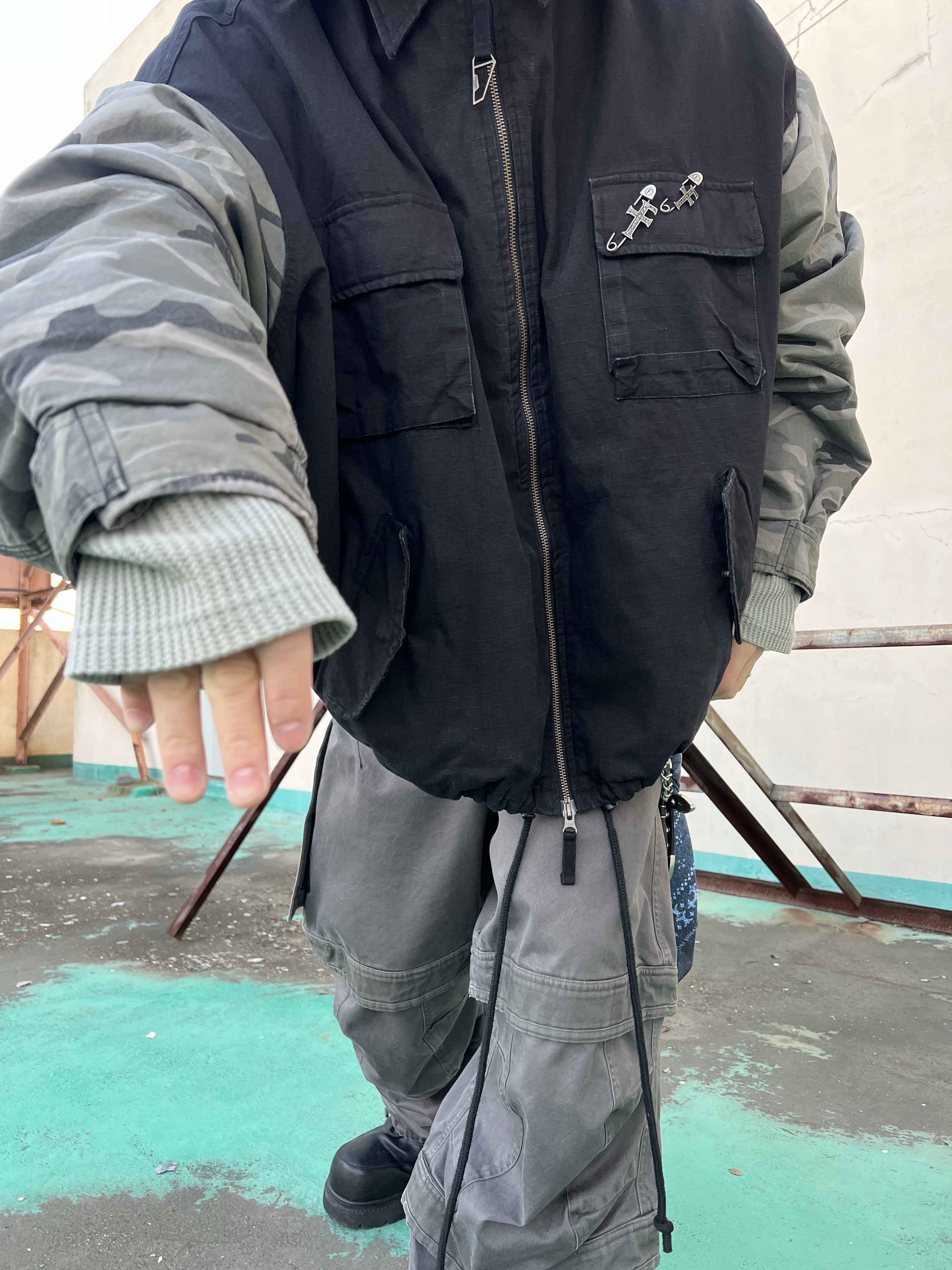 Undermycar Morph Oversized Crop Field Jacket Rock Ridge - 23SS, Our Legacy Ladon Brass Keychain Matte Nickel 착용 스타일 - 4