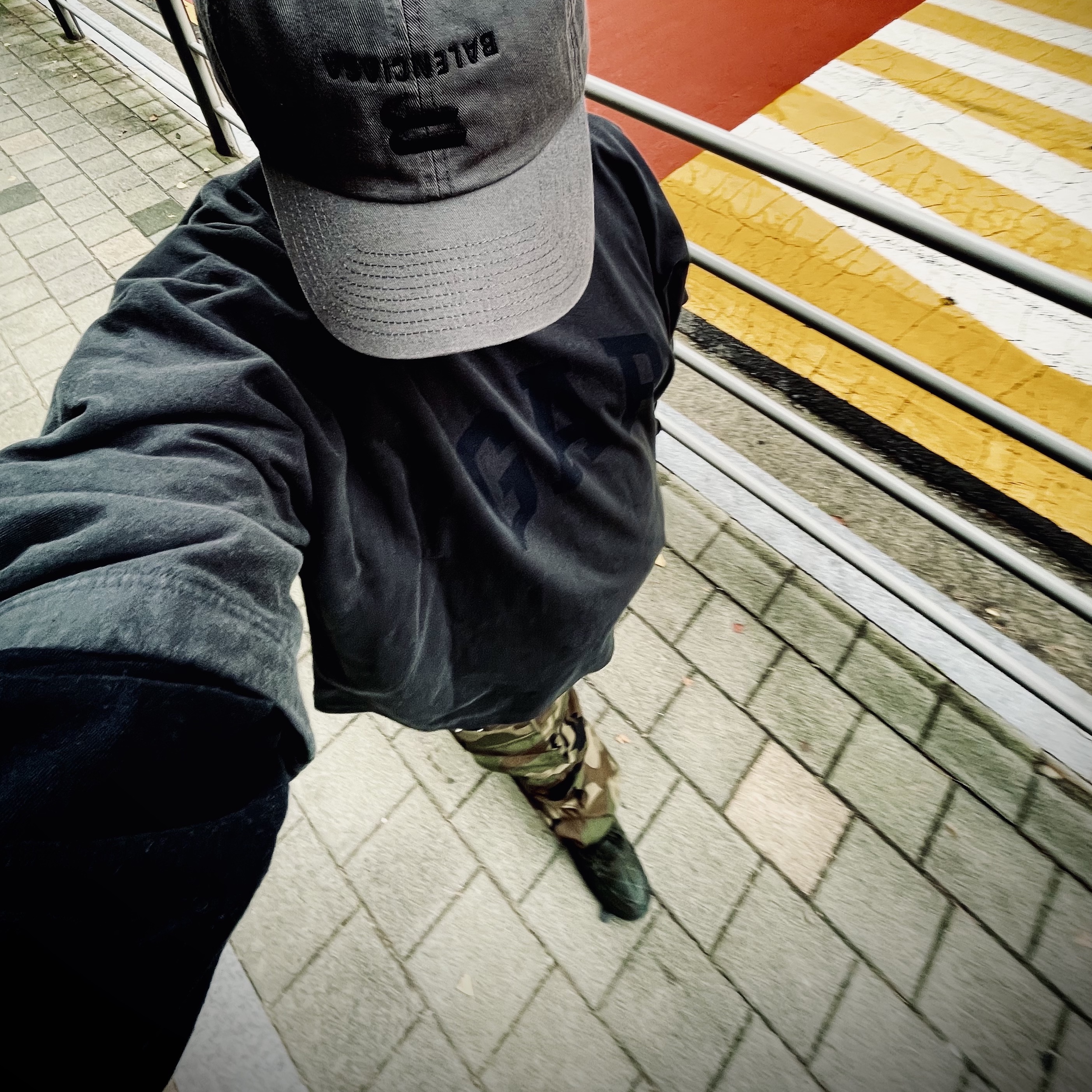 Yeezy Gap Engineered By Balenciaga Dove 3/4 Sleeve T-Shirt Black, Nike x Billie Eilish Air Force 1 Low '07 SP Sequoia 착용 스타일