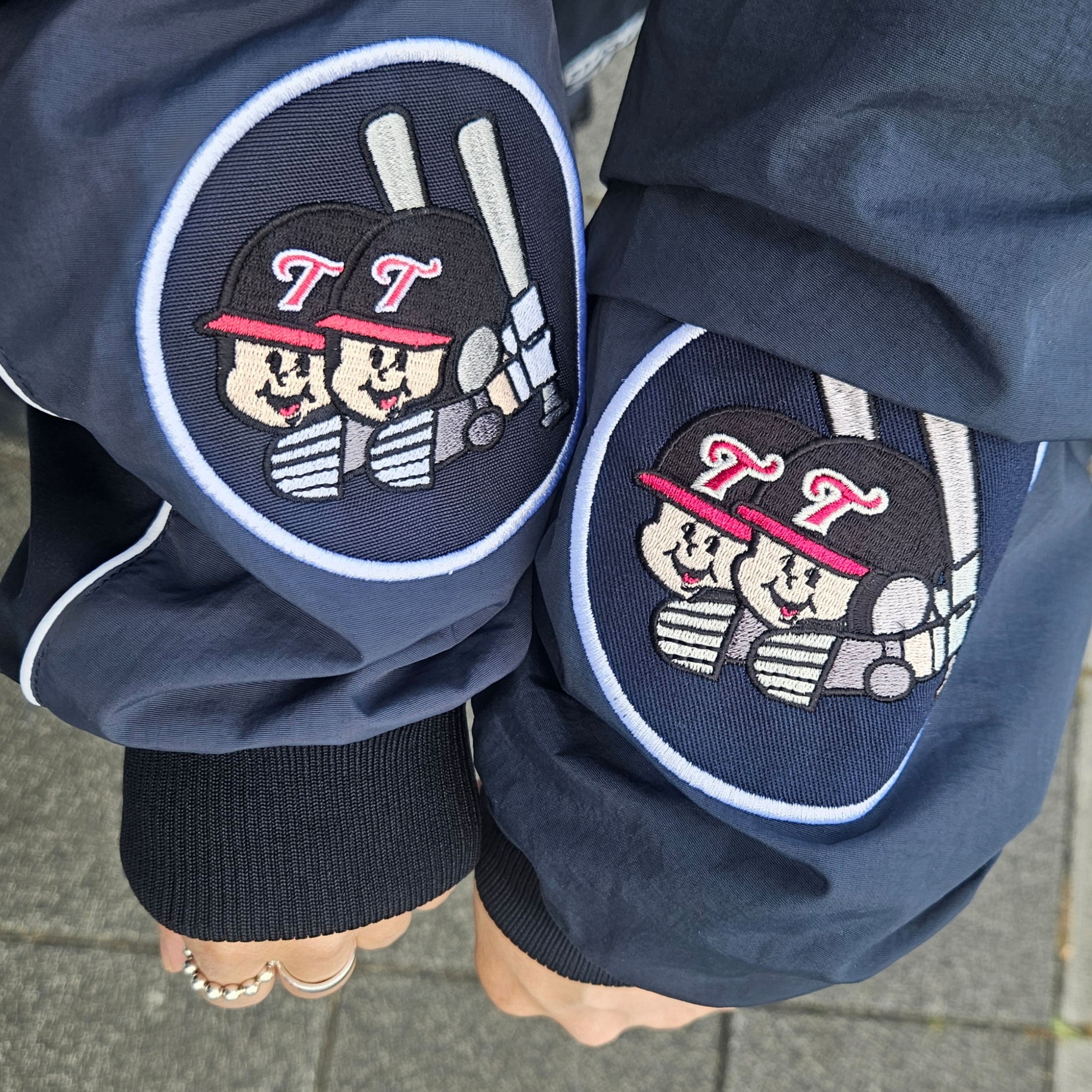 BDNS x LG TWINS Dugout Jacket Navy 착용 스타일