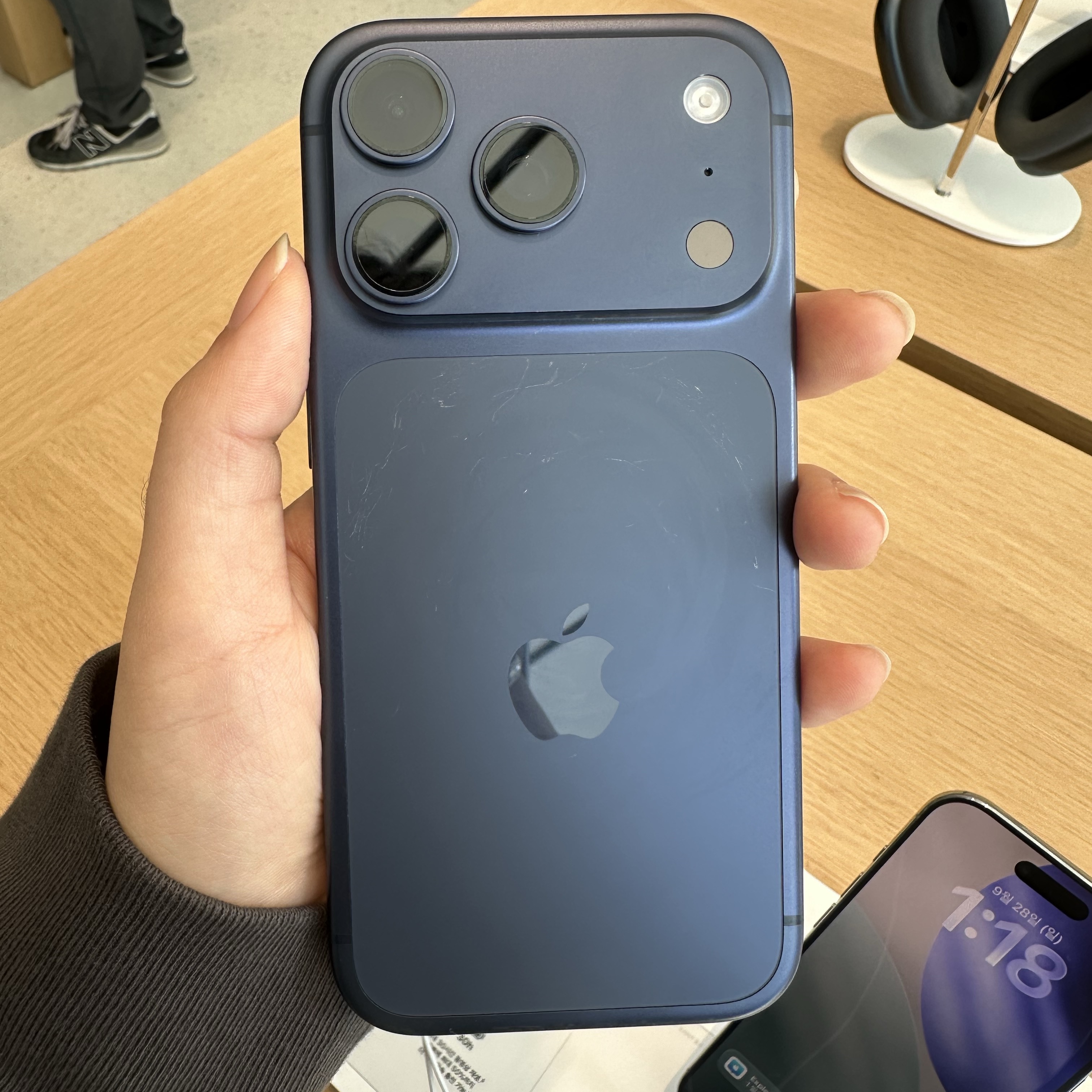 Apple iPhone 17 Pro 256GB Deep Blue 착용 스타일